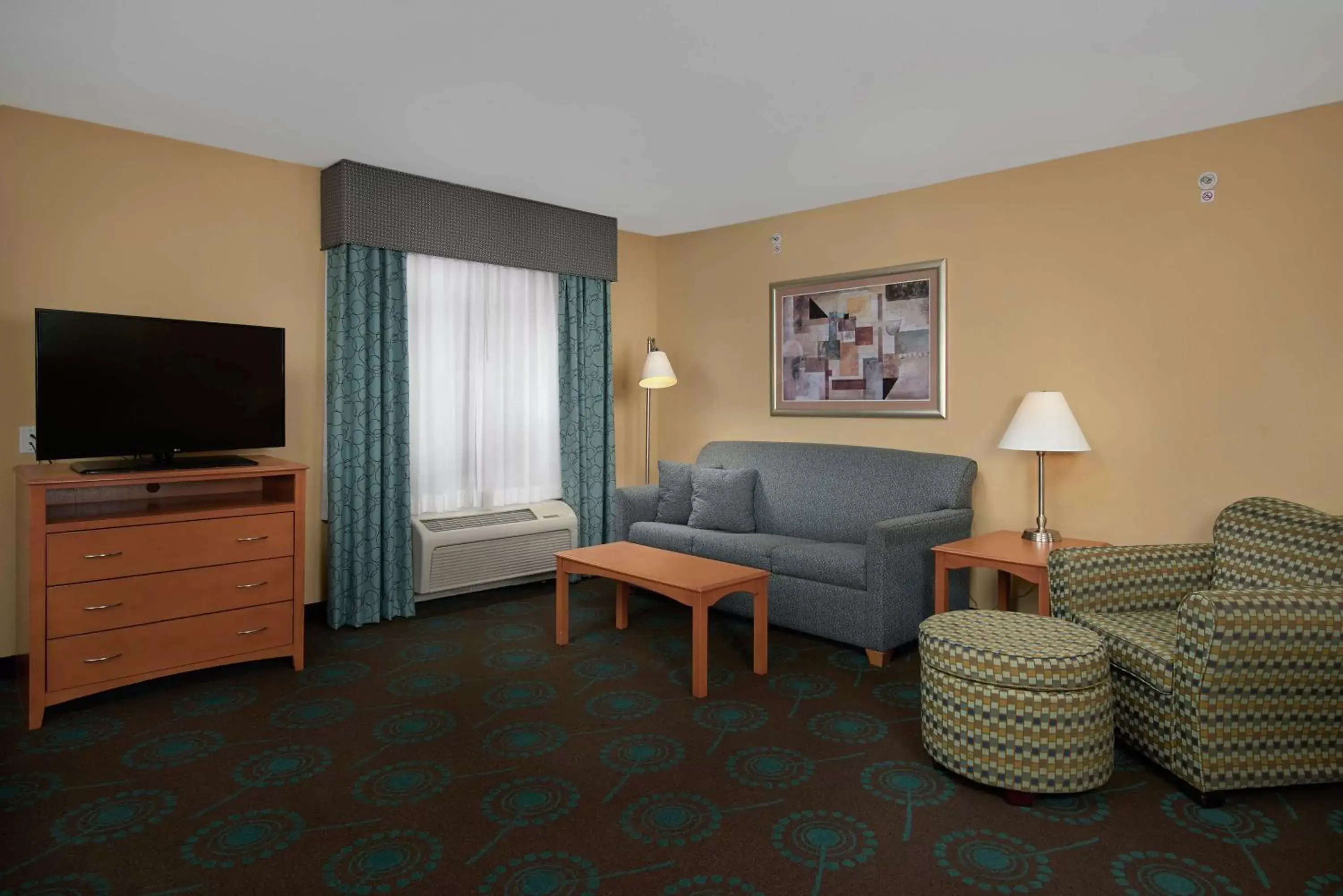 Bedroom, Seating Area in Hampton Inn & Suites Canton