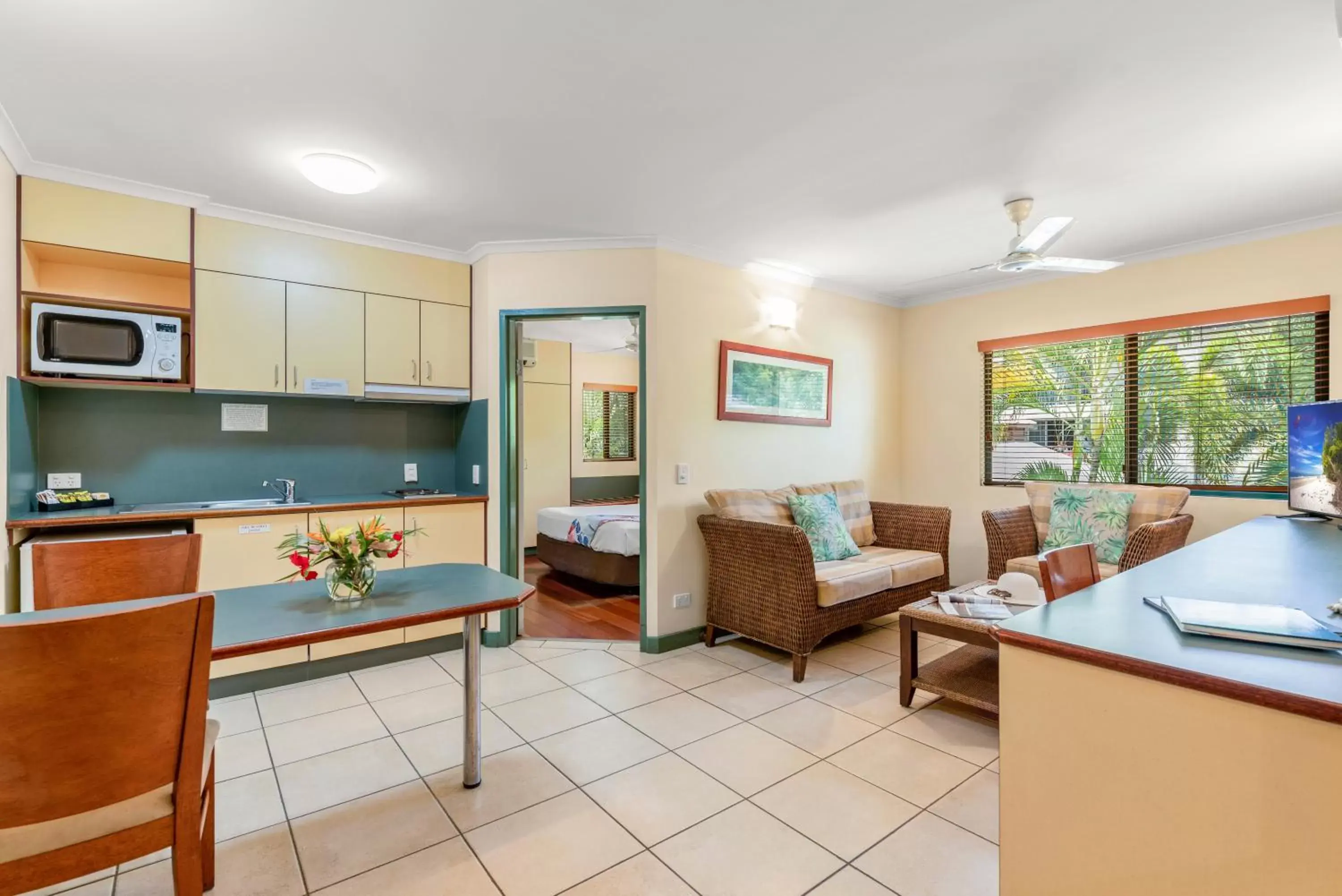 Kitchen or kitchenette, Seating Area in Bay Village Tropical Retreat & Apartments