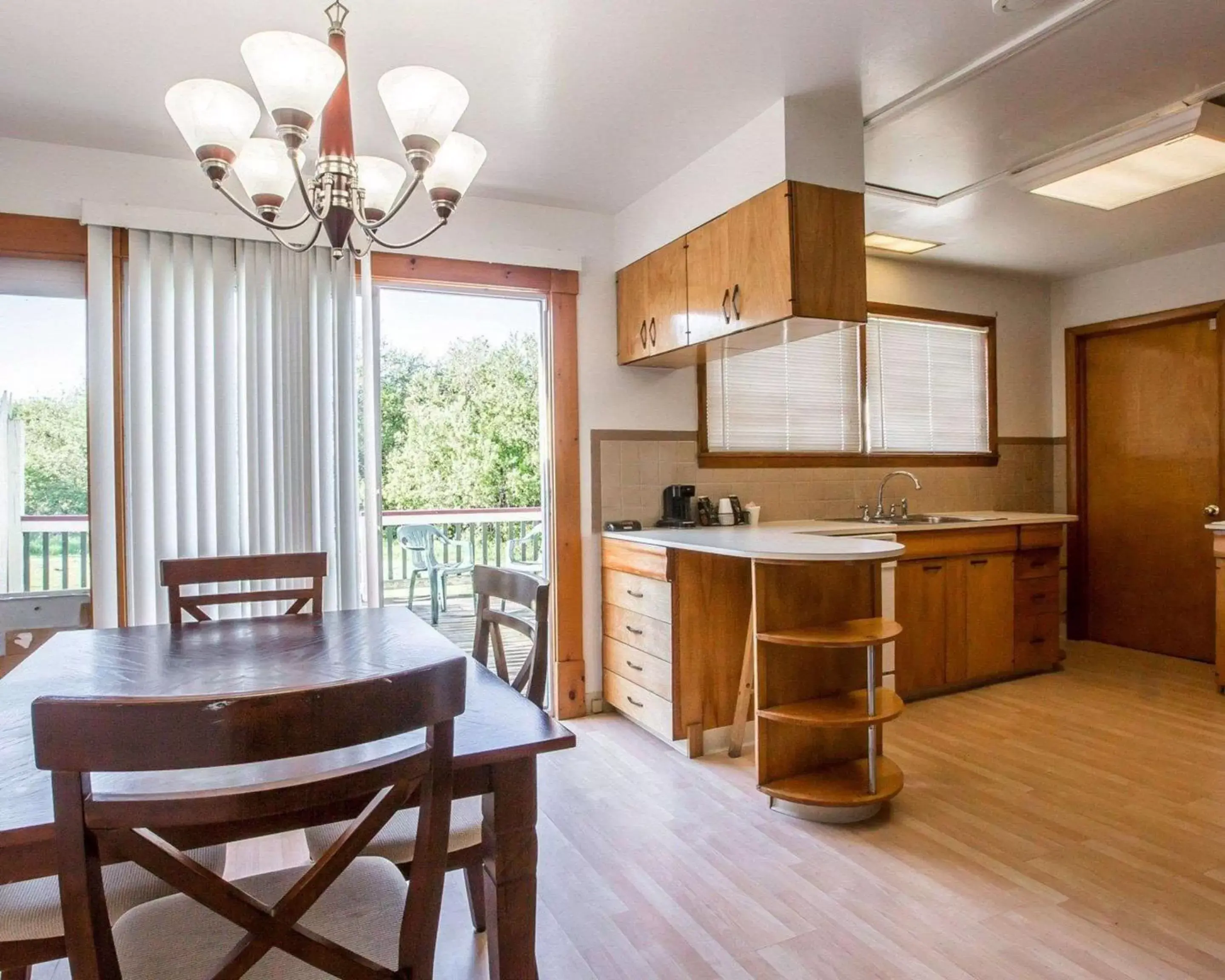 Photo of the whole room, Kitchen/Kitchenette in Malone Inn