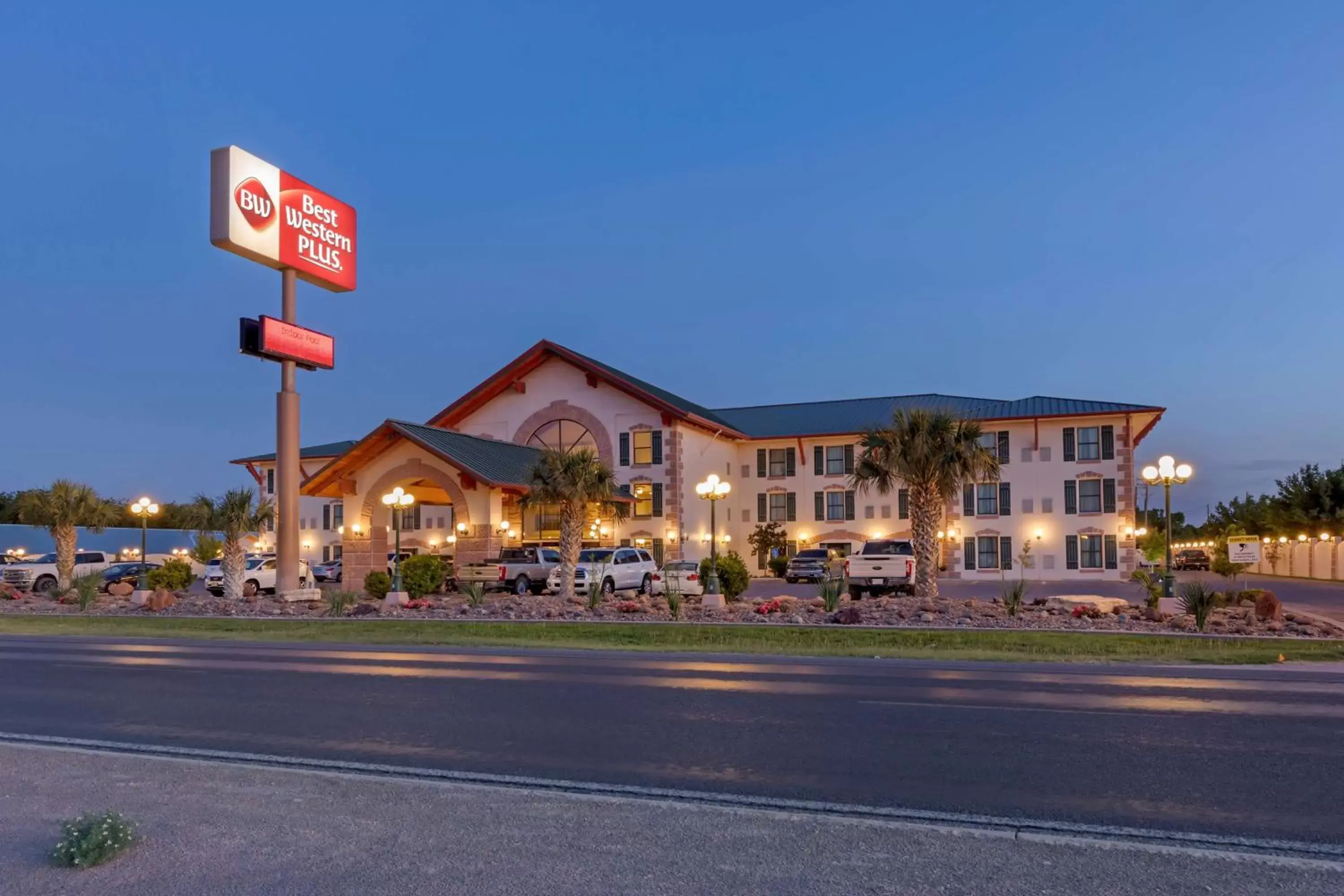 Property Building in Best Western Plus Swiss Chalet Hotel & Suites