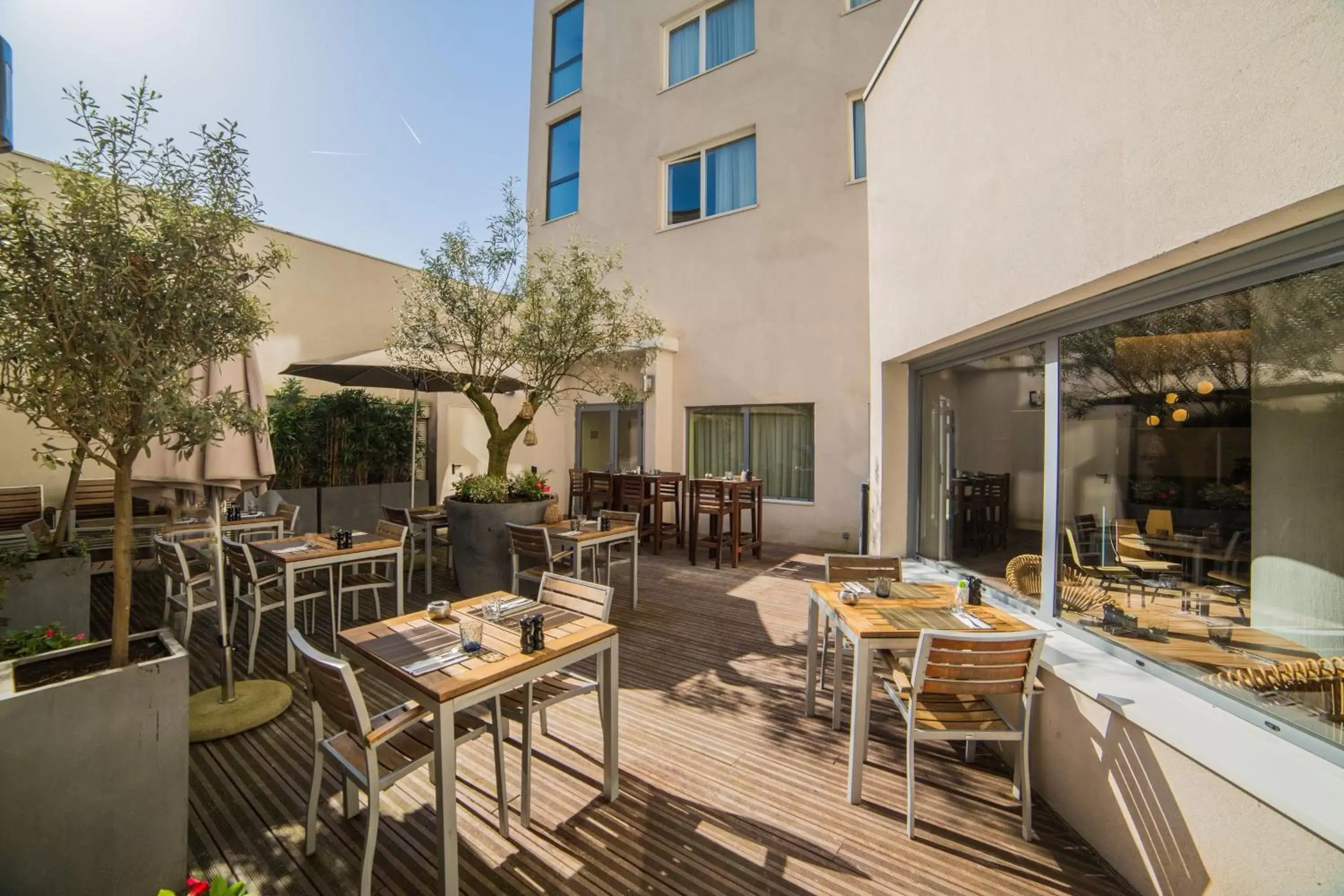 Kitchen or kitchenette, Restaurant/Places to Eat in Courtyard by Marriott Paris Arcueil