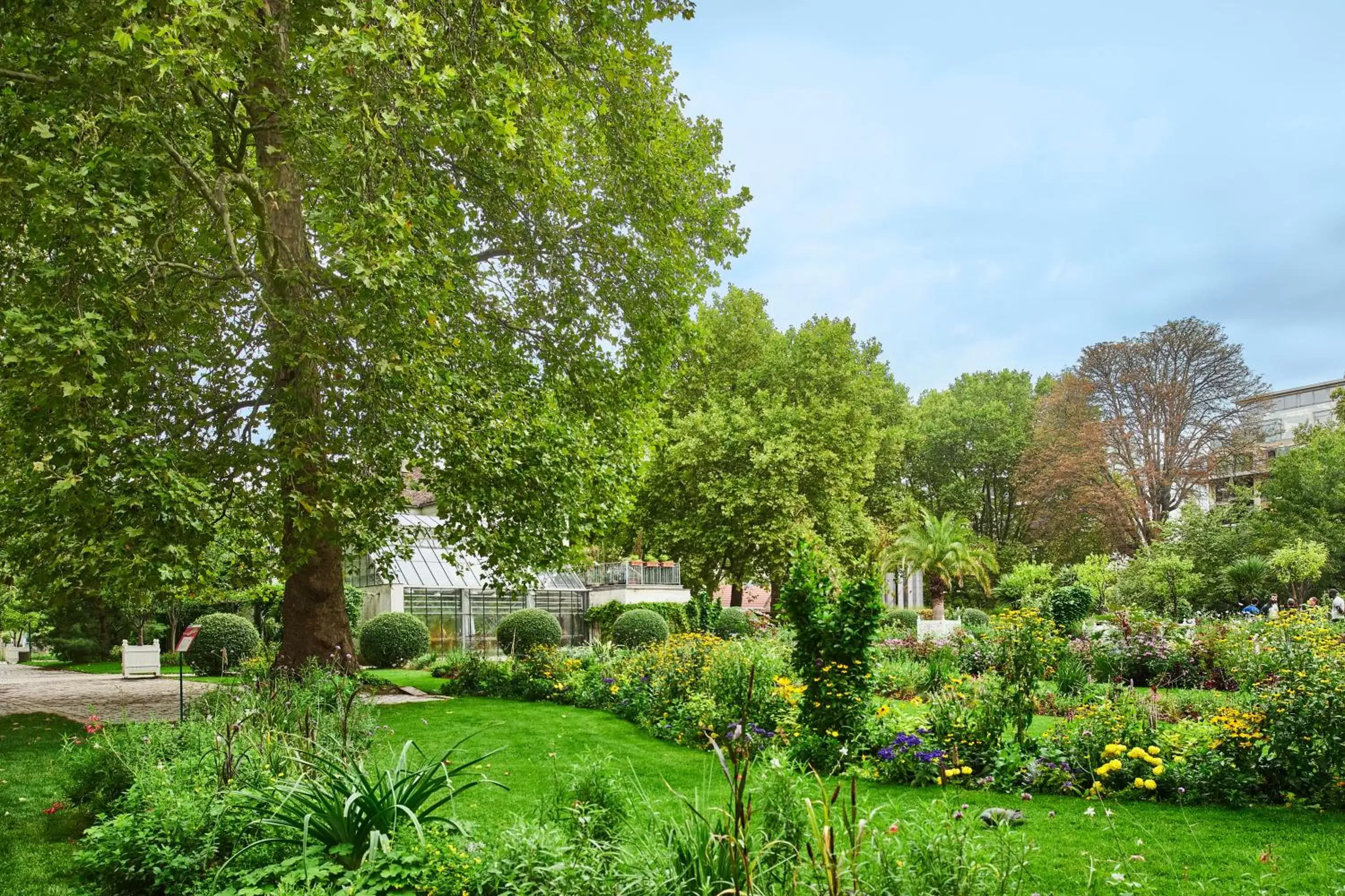 Neighbourhood, Garden in Hotel Campanile Paris-Bercy Village