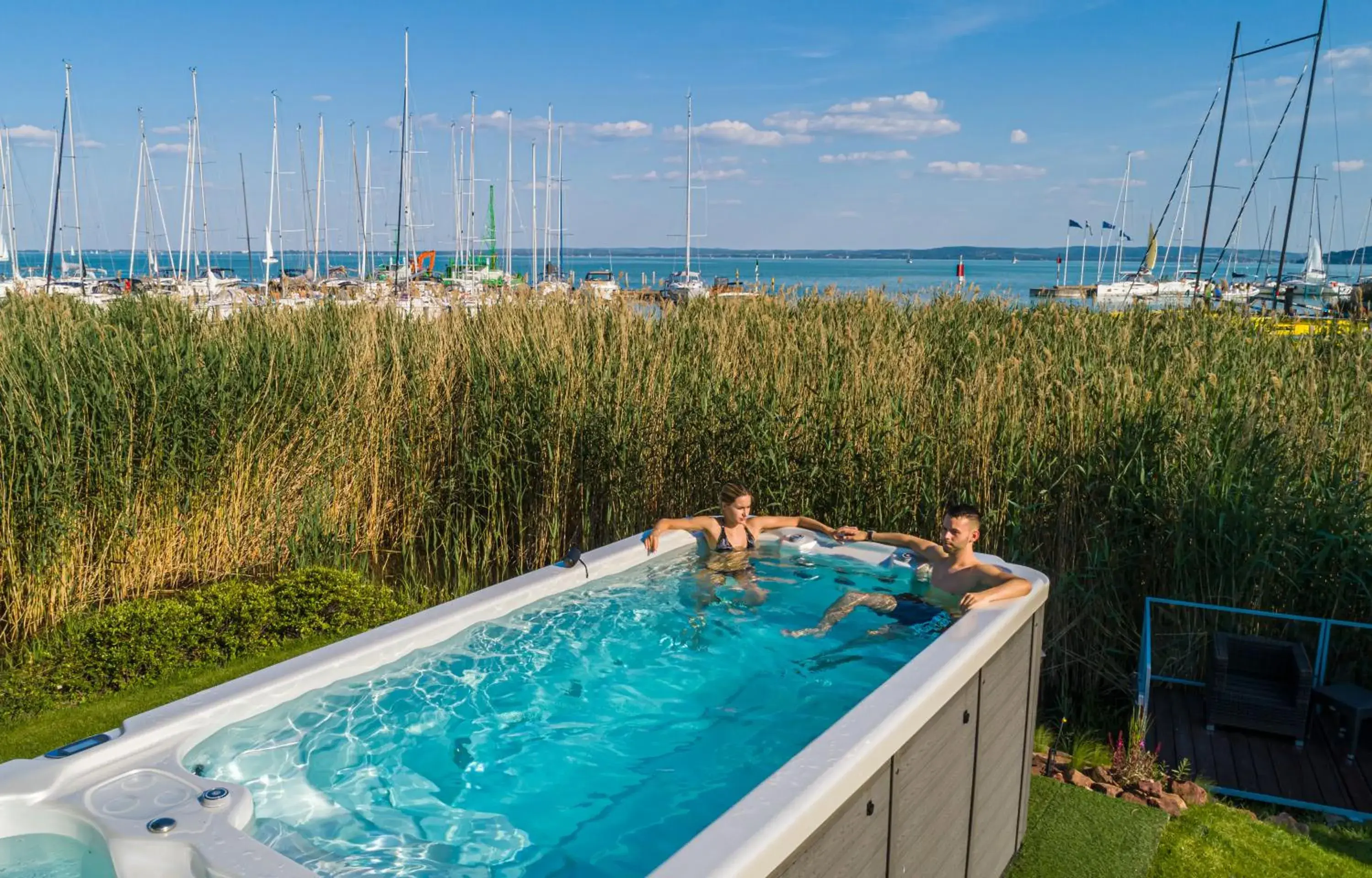 Swimming Pool in Hotel Golden Lake Resort