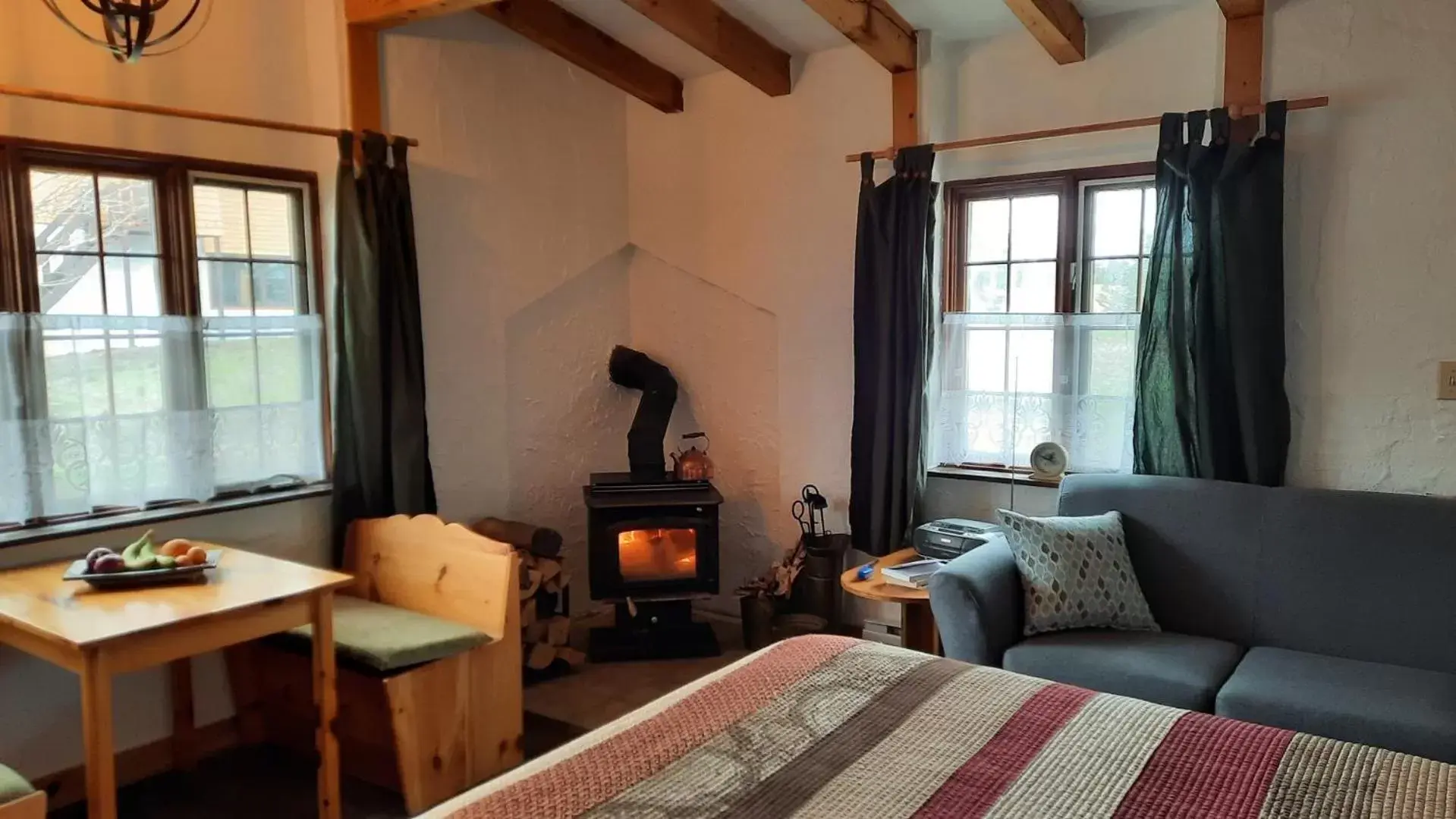 Bed, Seating Area in Edelweiss Inn Nova Scotia