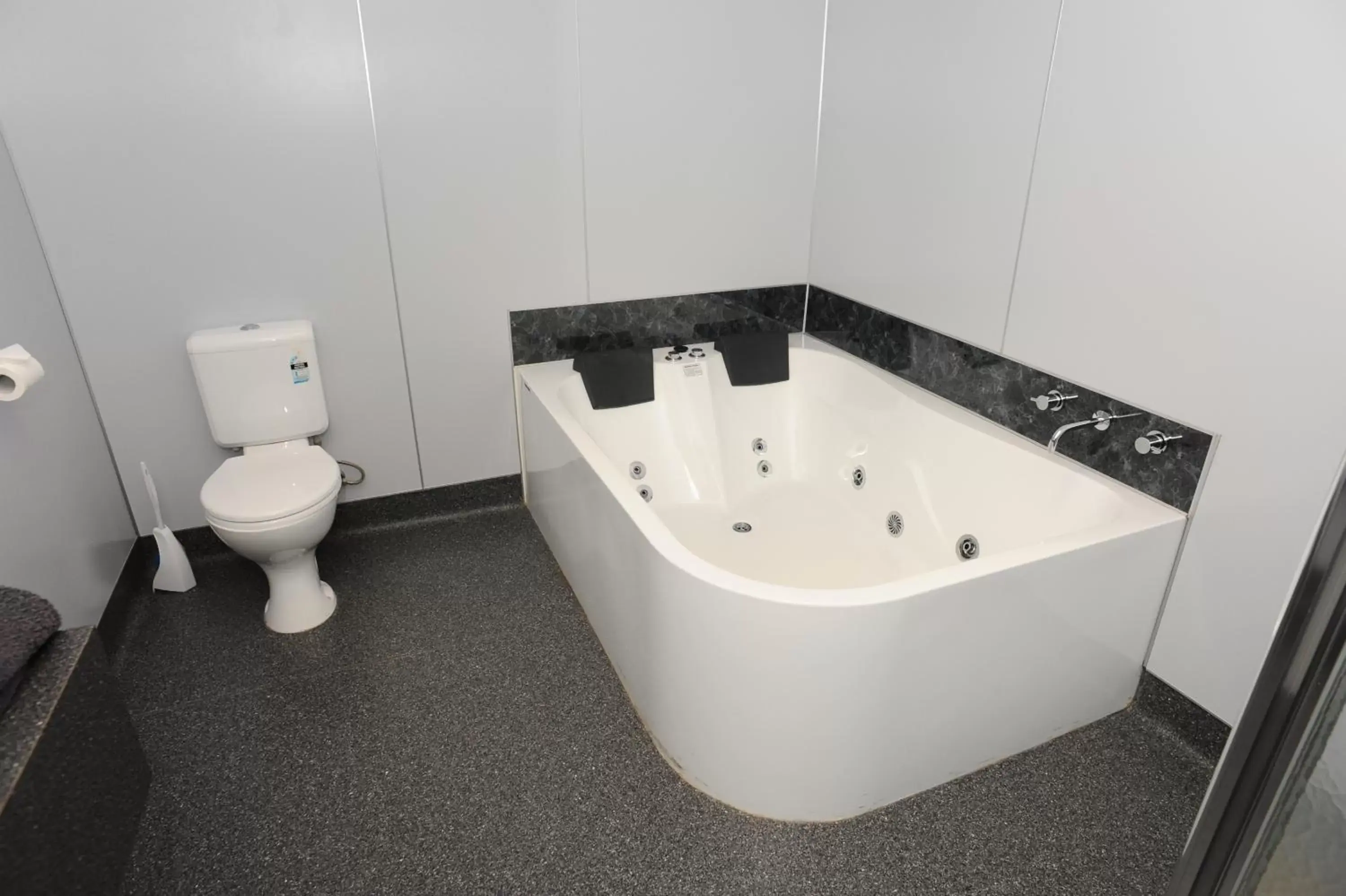 Bathroom in Horsham Mid City Court Motel
