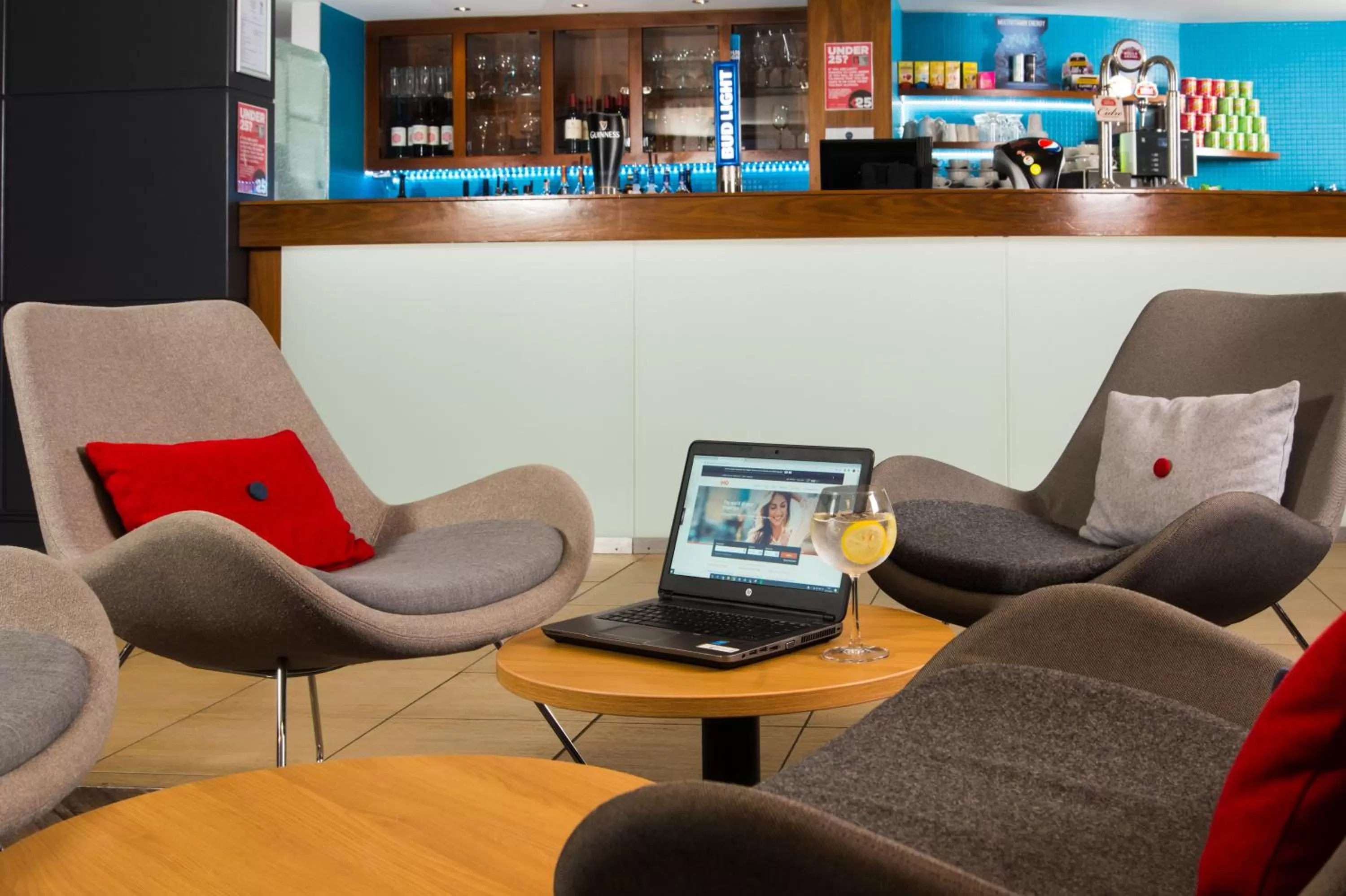 Lounge or bar in Holiday Inn Express Newport by IHG