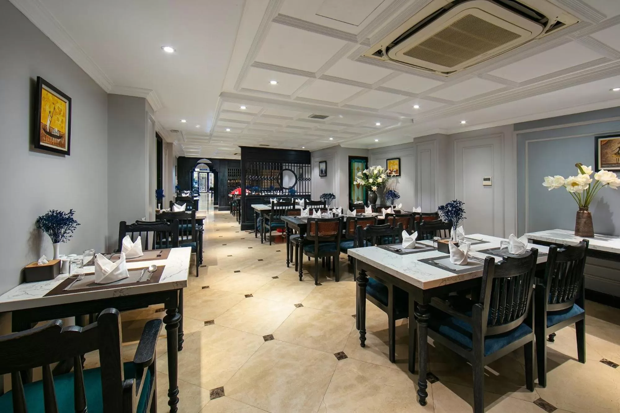 Restaurant/places to eat in Scent Premium Hotel
