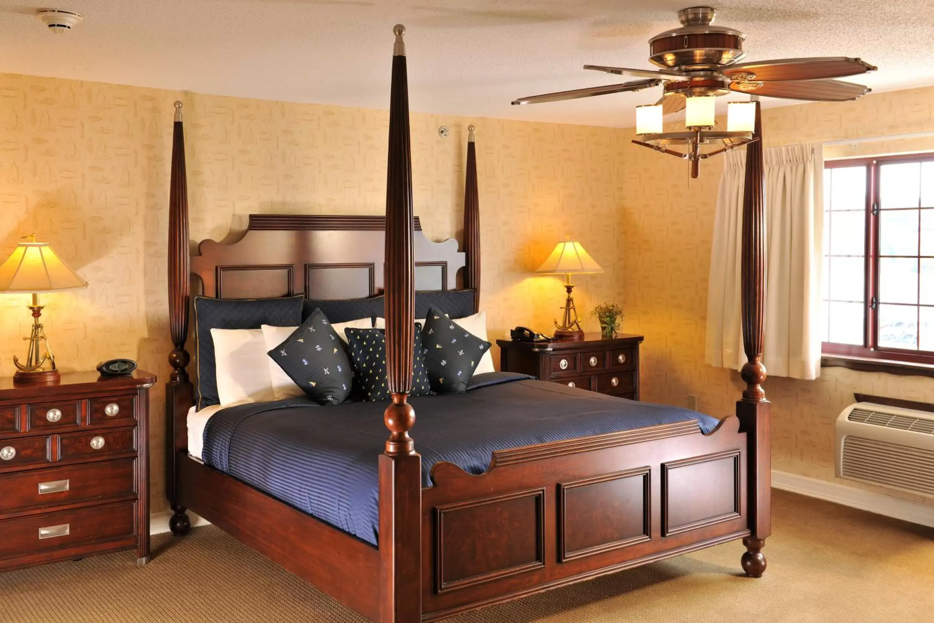 Bed in Stoney Creek Hotel Moline