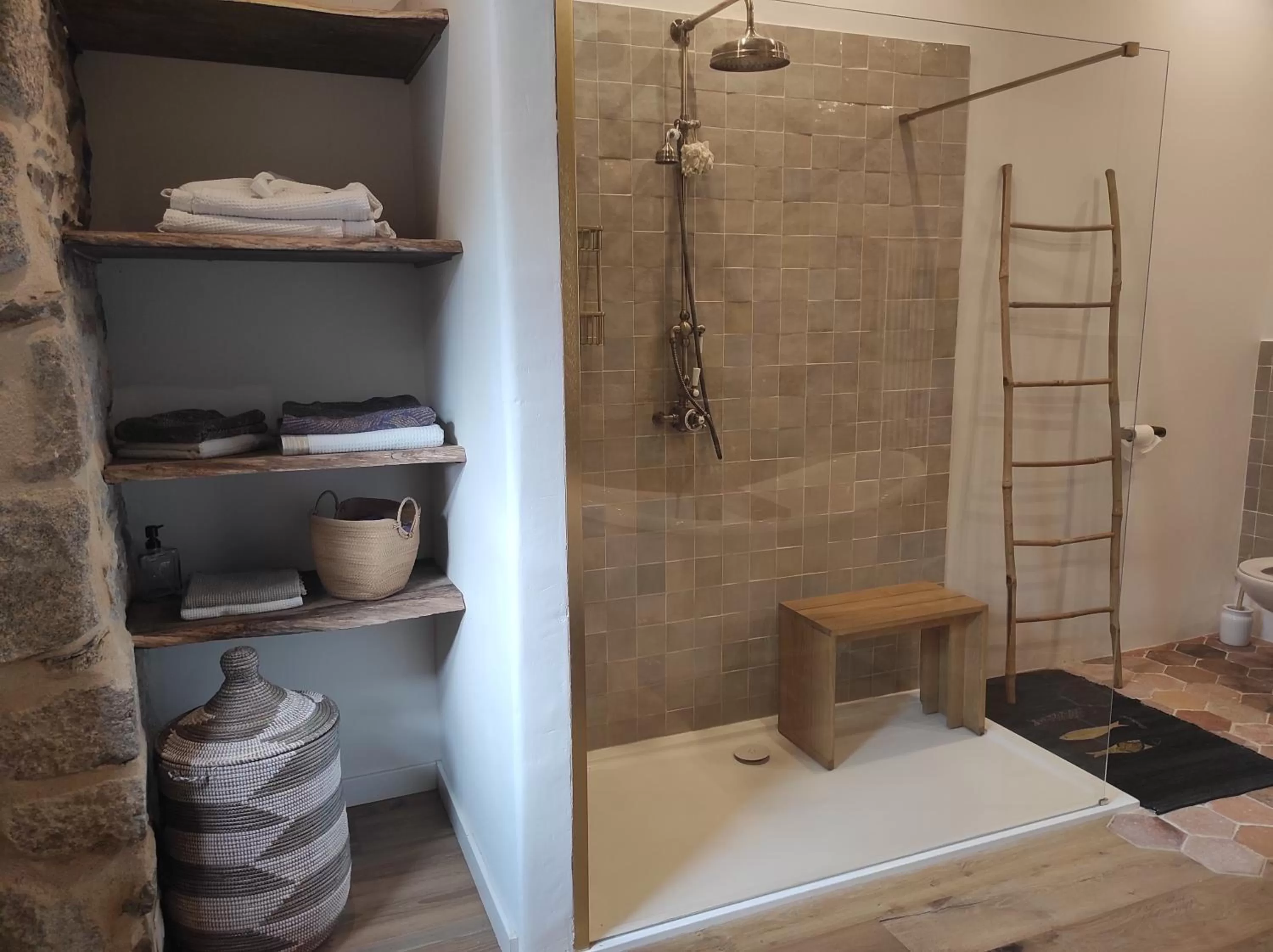 Shower, Bathroom in La ville es riez