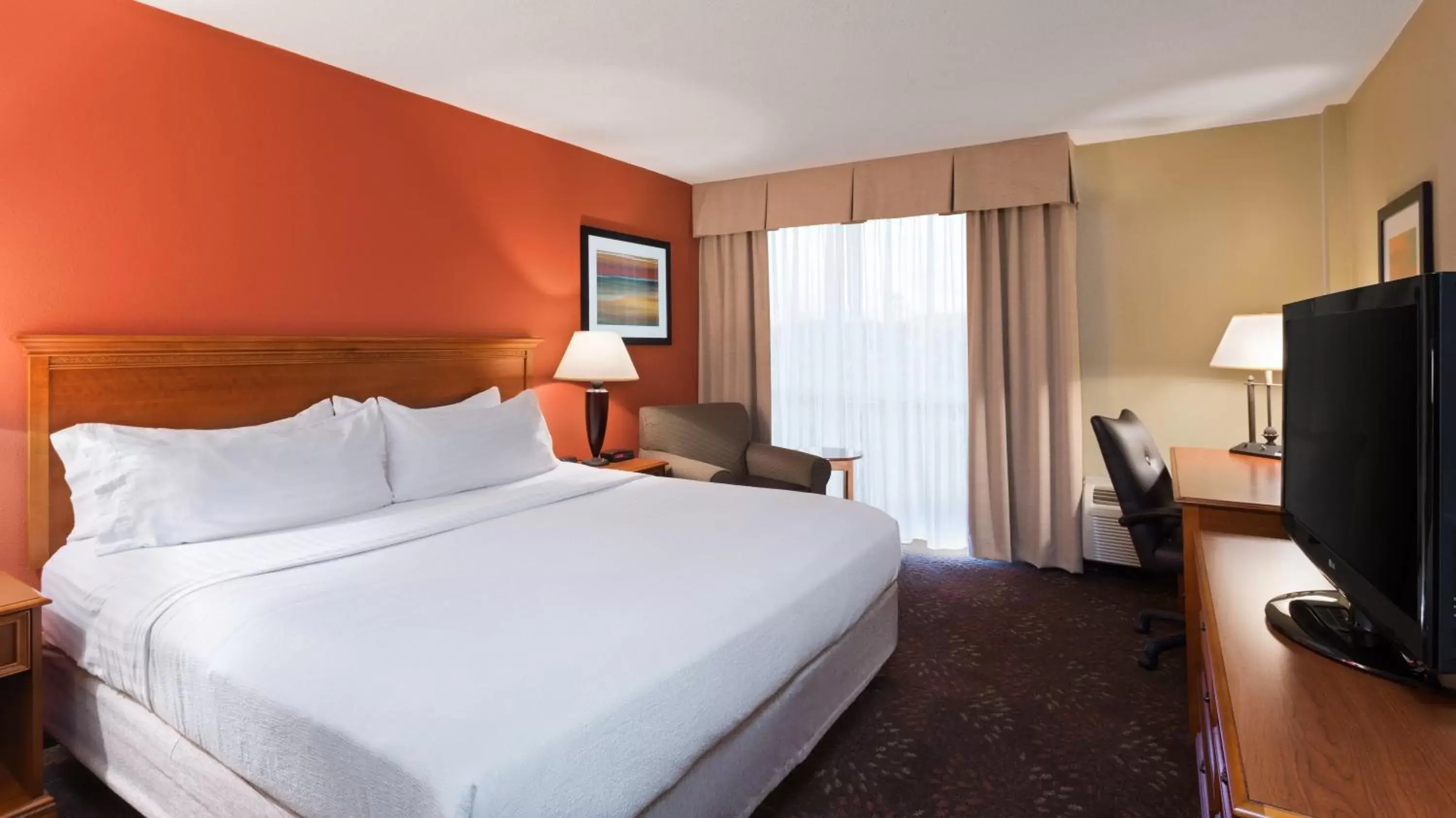 Photo of the whole room, Bed in Holiday Inn Cincinnati-Riverfront, an IHG Hotel