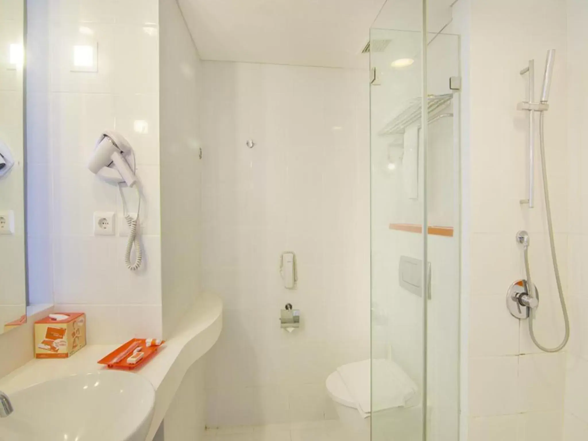 Shower, Bathroom in HARRIS Hotel and Conventions Denpasar Bali