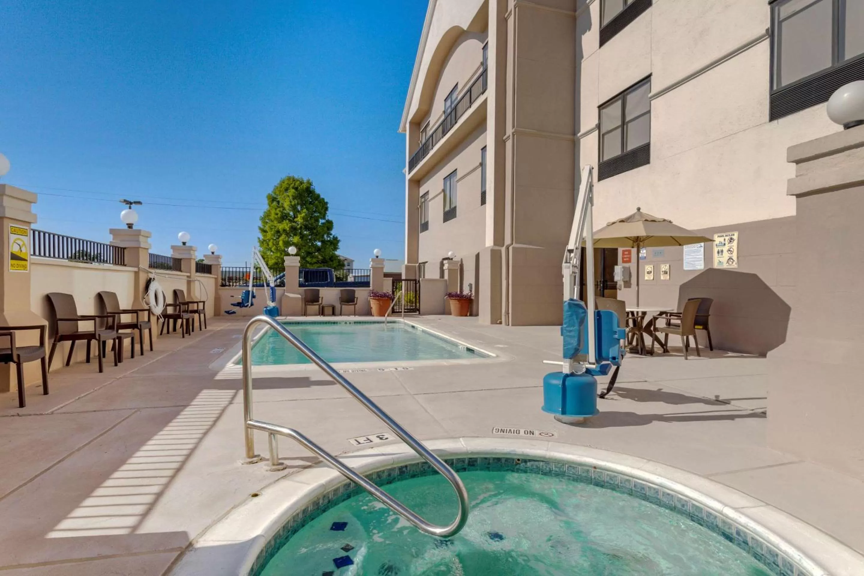 Swimming pool in Comfort Suites La Porte - Baytown