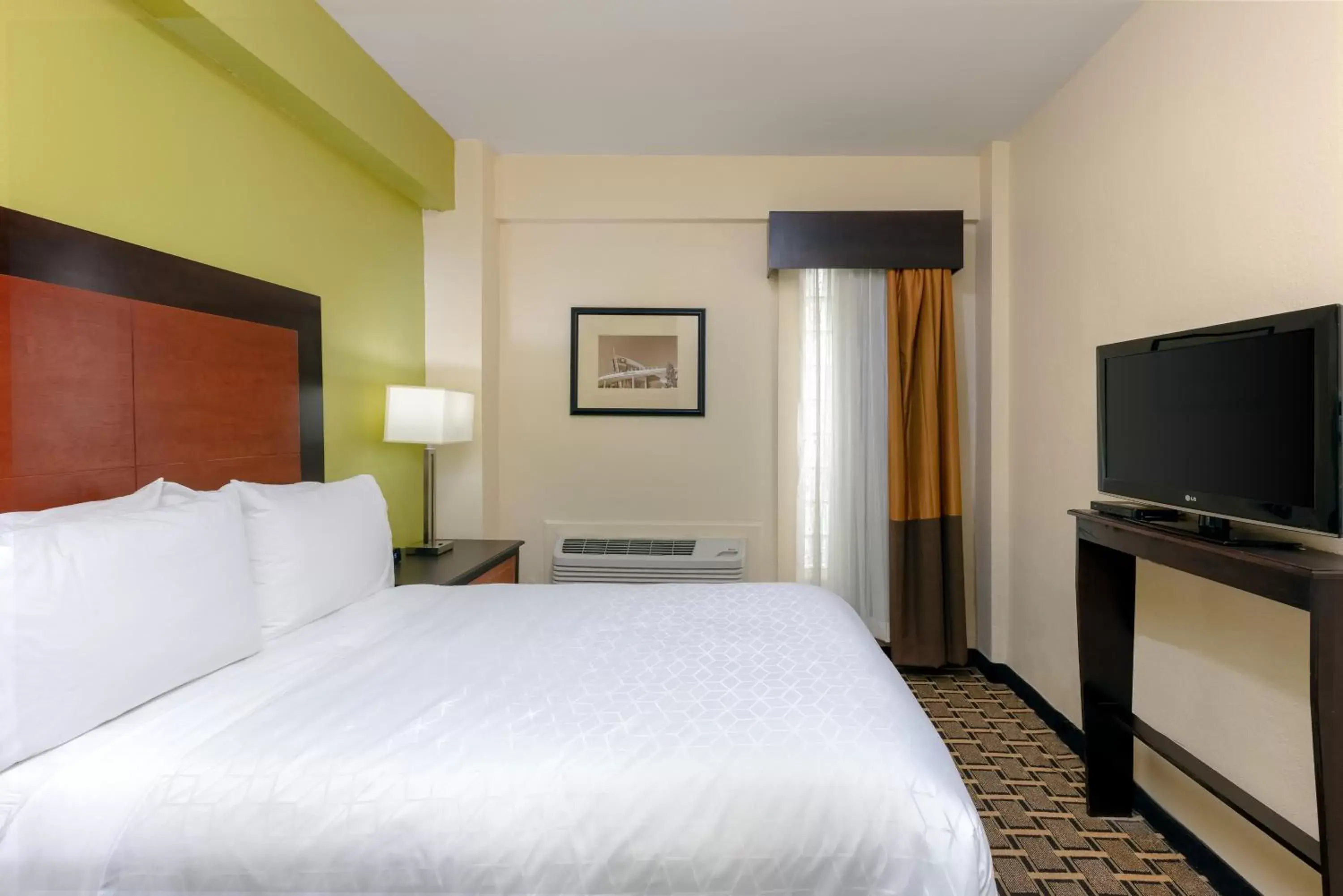 Bed in Holiday Inn Express & Suites - Atlanta Downtown, an IHG Hotel