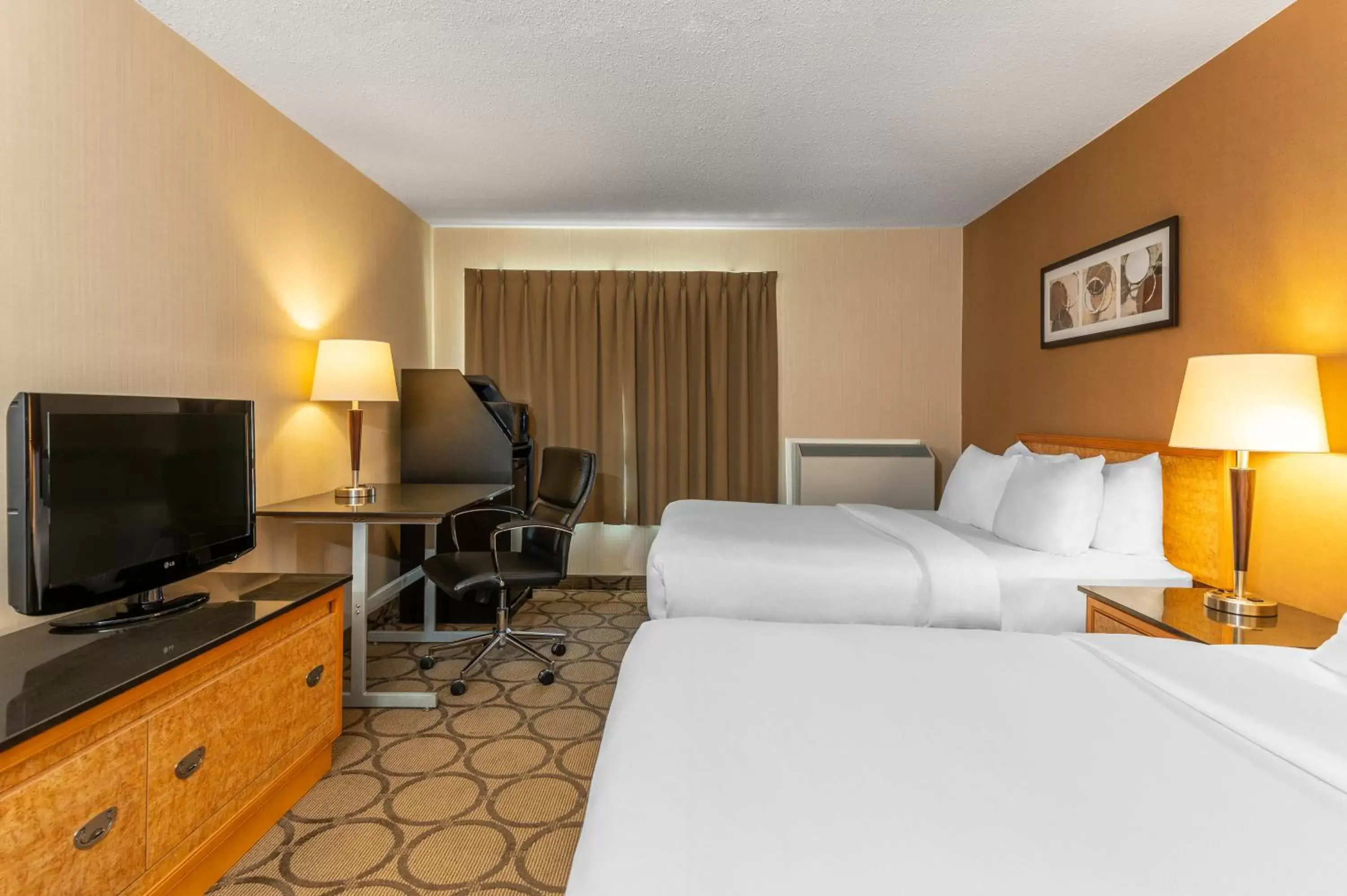 Bedroom, TV/Entertainment Center in Comfort Inn East Sudbury