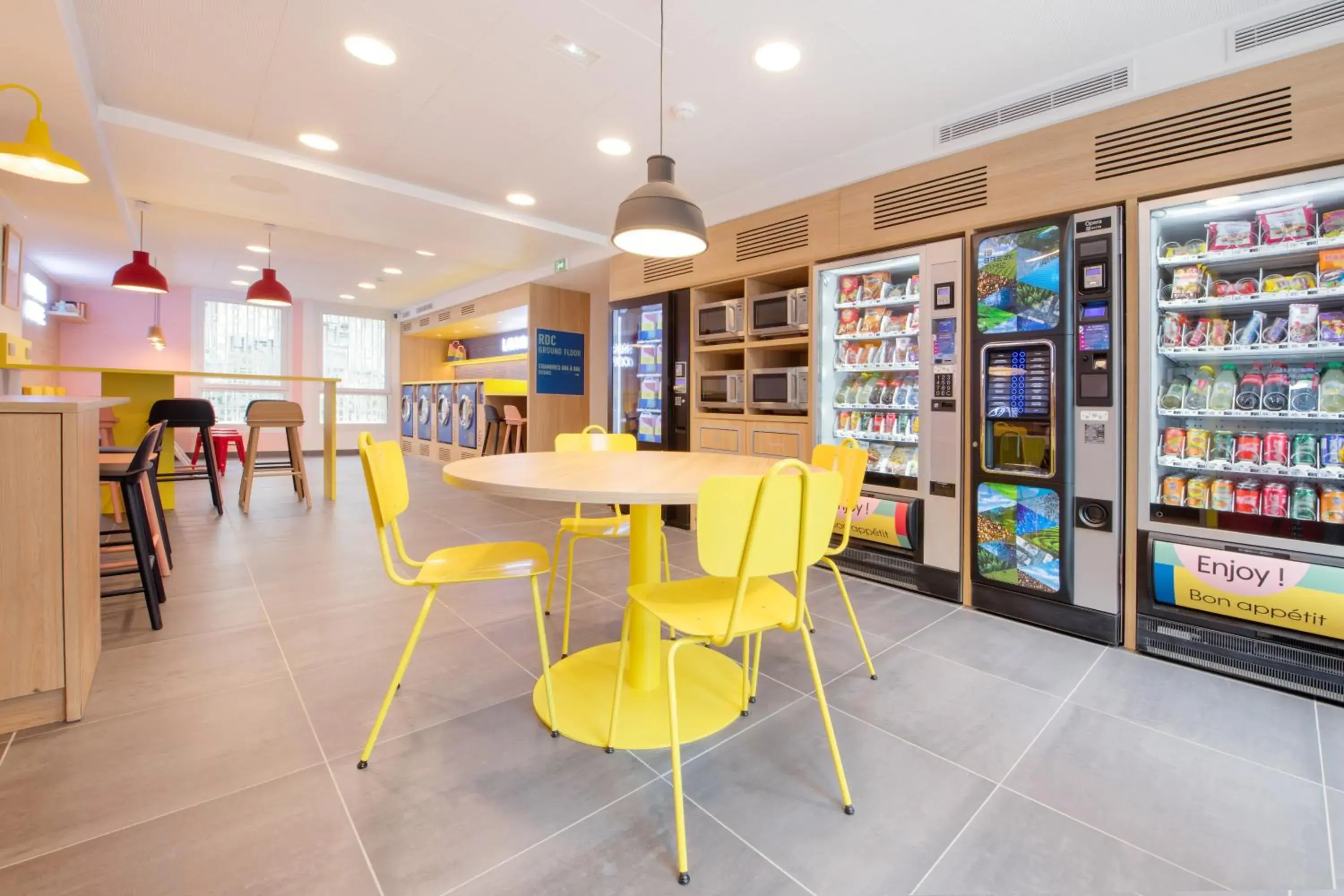 Lobby or reception in Auberge de jeunesse Hosho Paris Sud - Porte d'Italie Lobby or reception in Auberge de jeunesse Hosho Paris Sud - Porte d'Italie