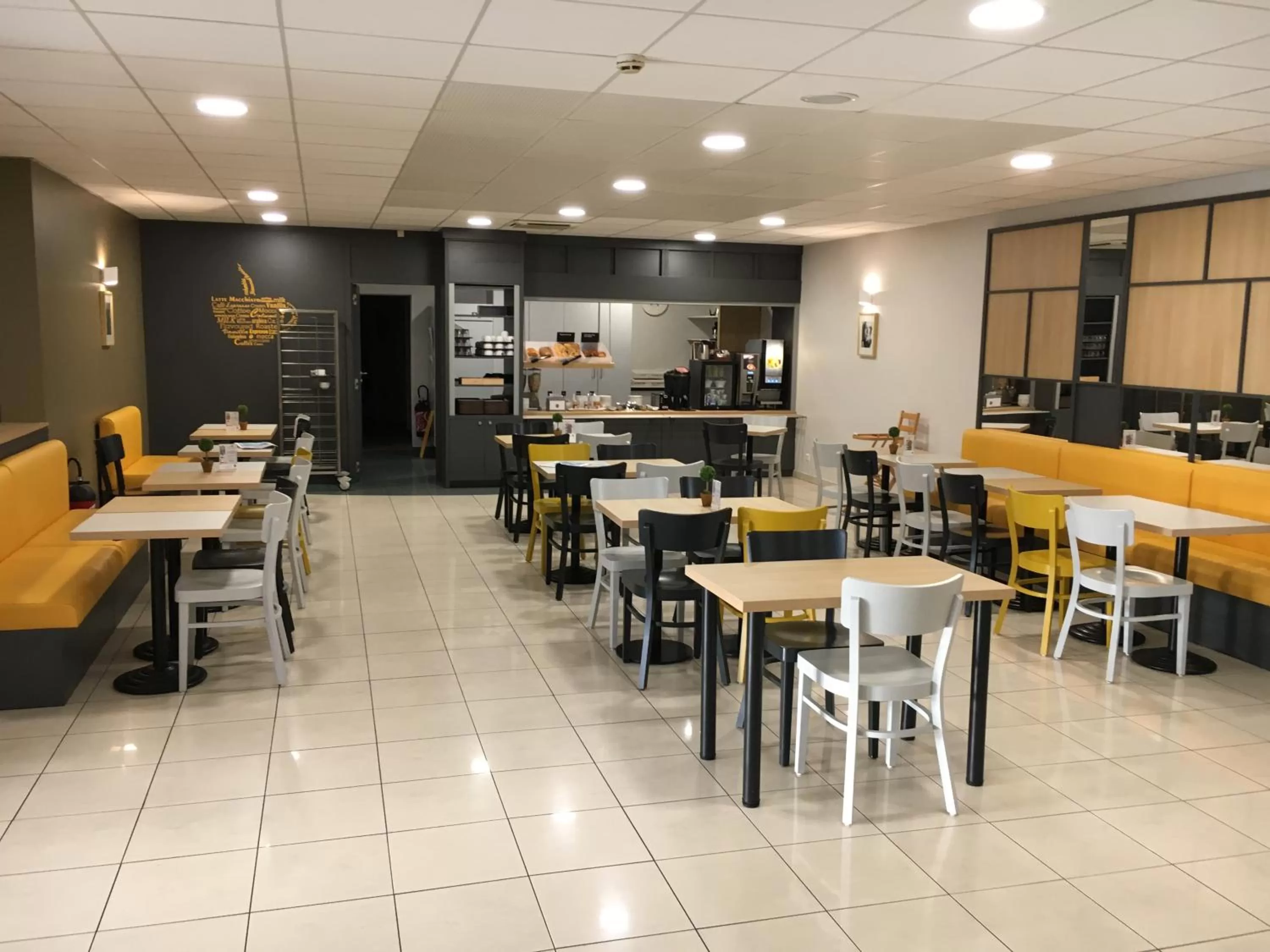 Lobby or reception in B&B HOTEL Villeneuve Loubet Village