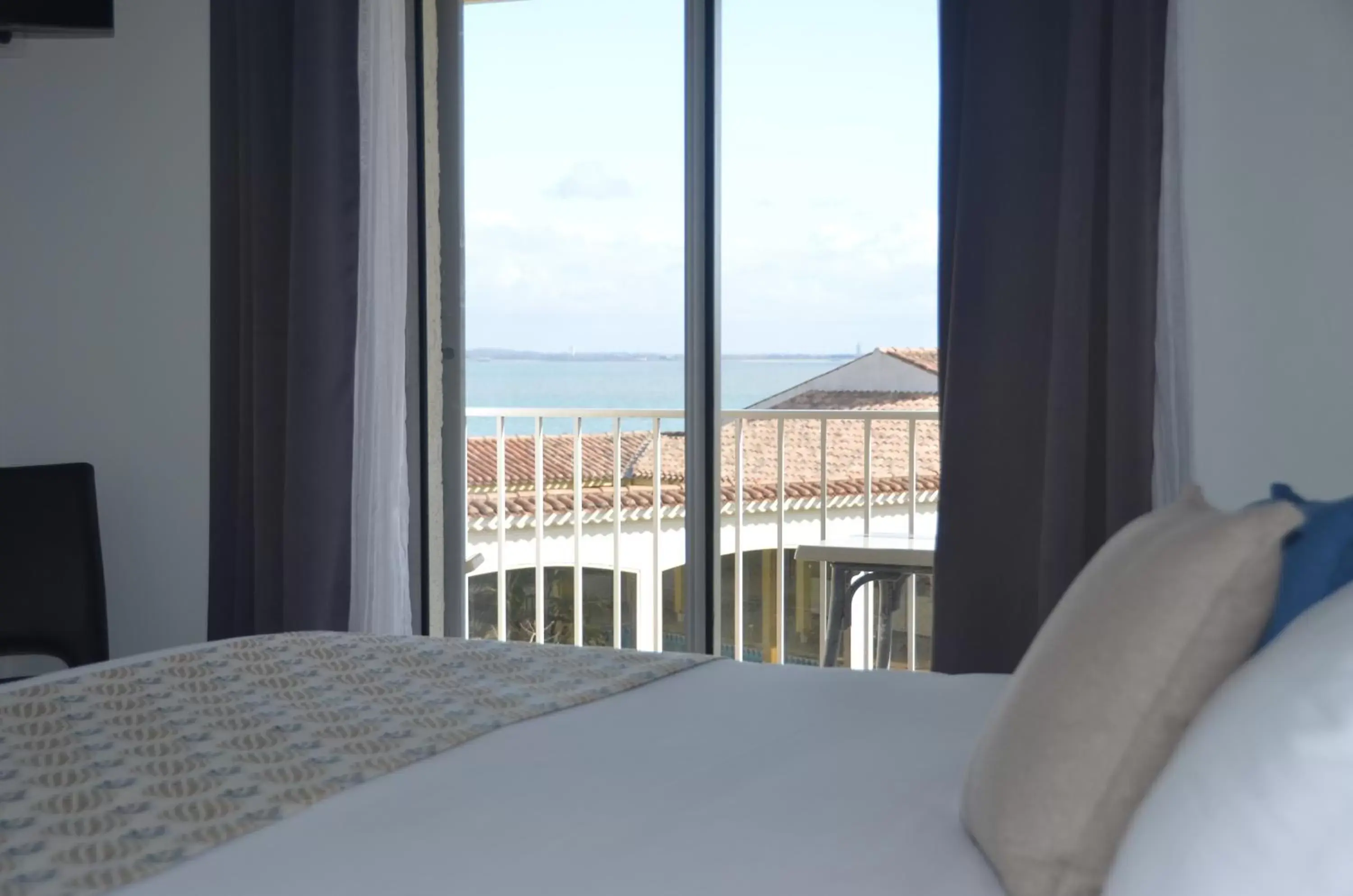 Balcony/Terrace, Bed in Hotel et Spa Les Cleunes Oléron