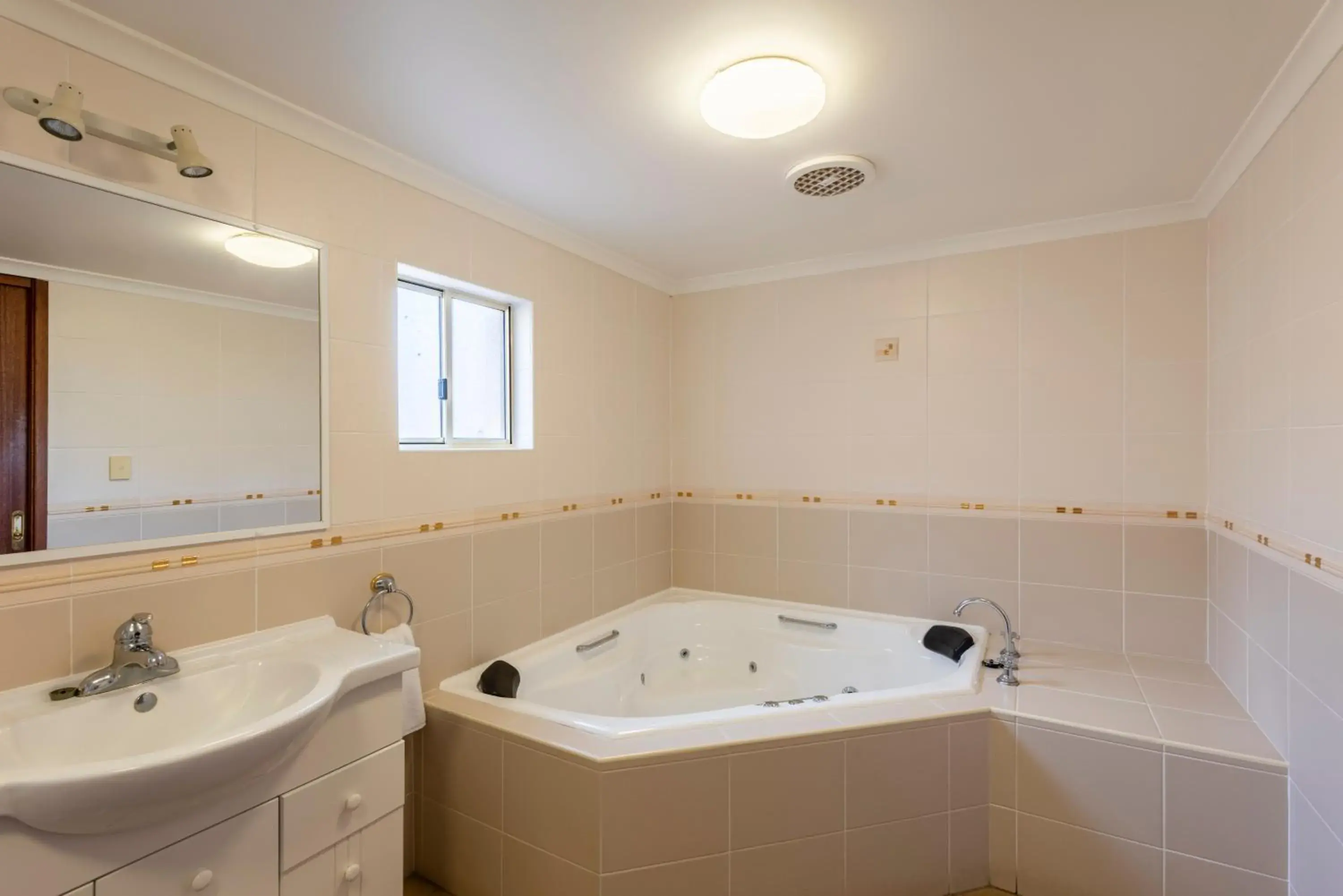 Hot Tub, Bathroom in Best Western Plus Ambassador Orange