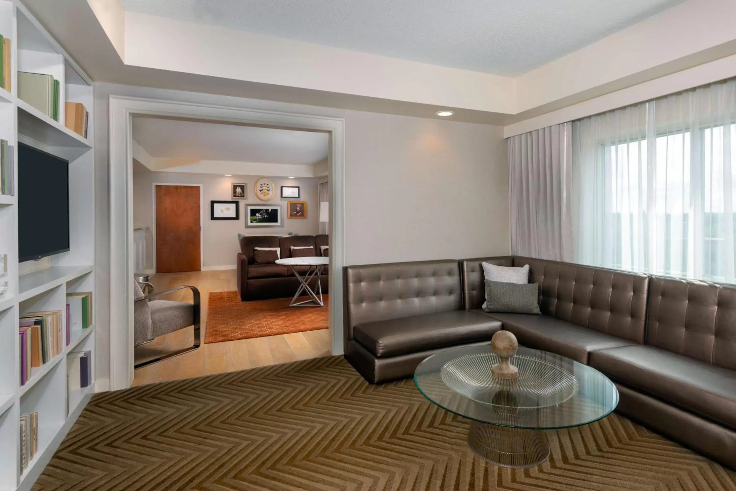 Living room, Seating Area in Hilton Charlotte Airport Hotel