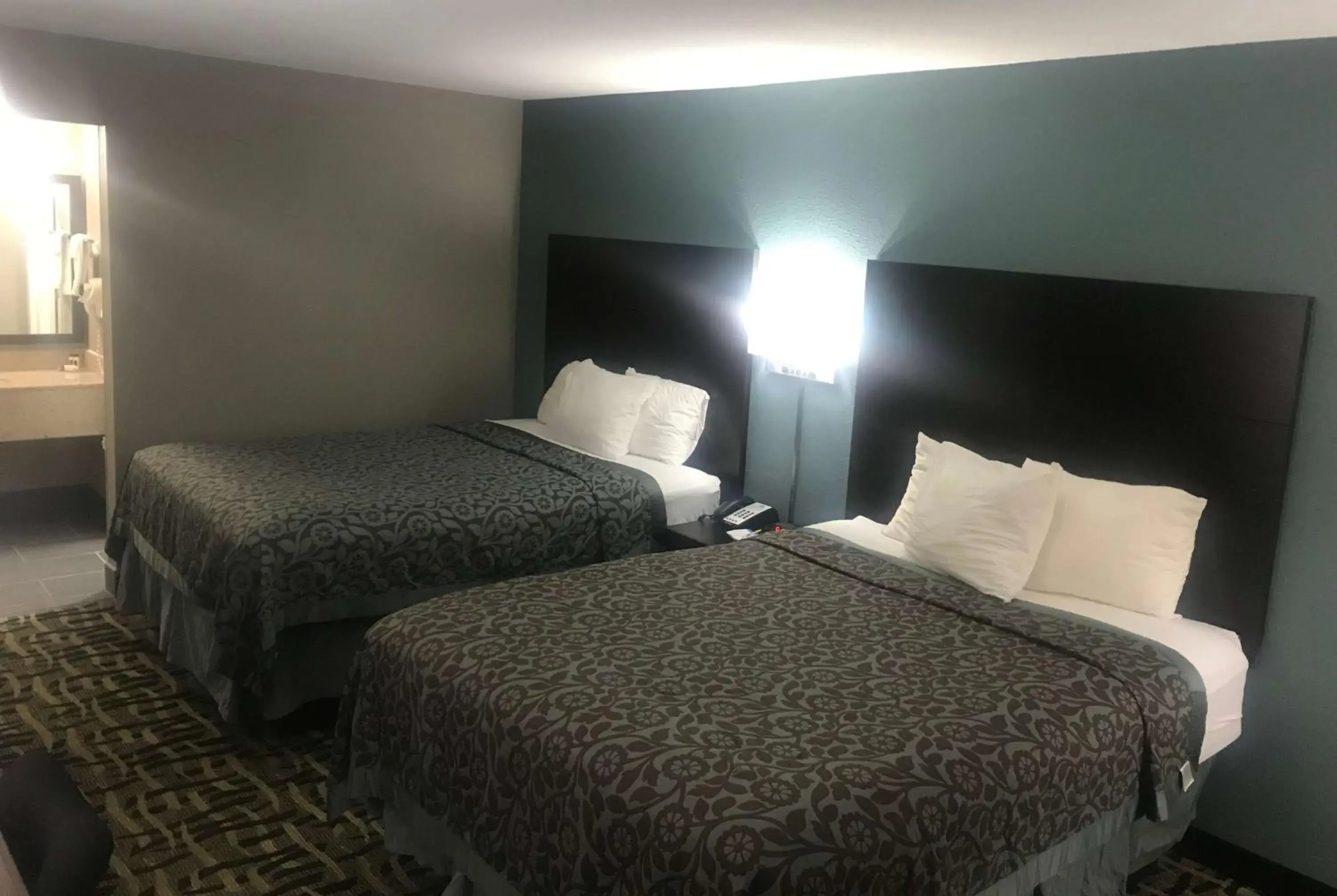 Photo of the whole room, Bed in Days Inn & Suites by Wyndham Collierville Germantown Area