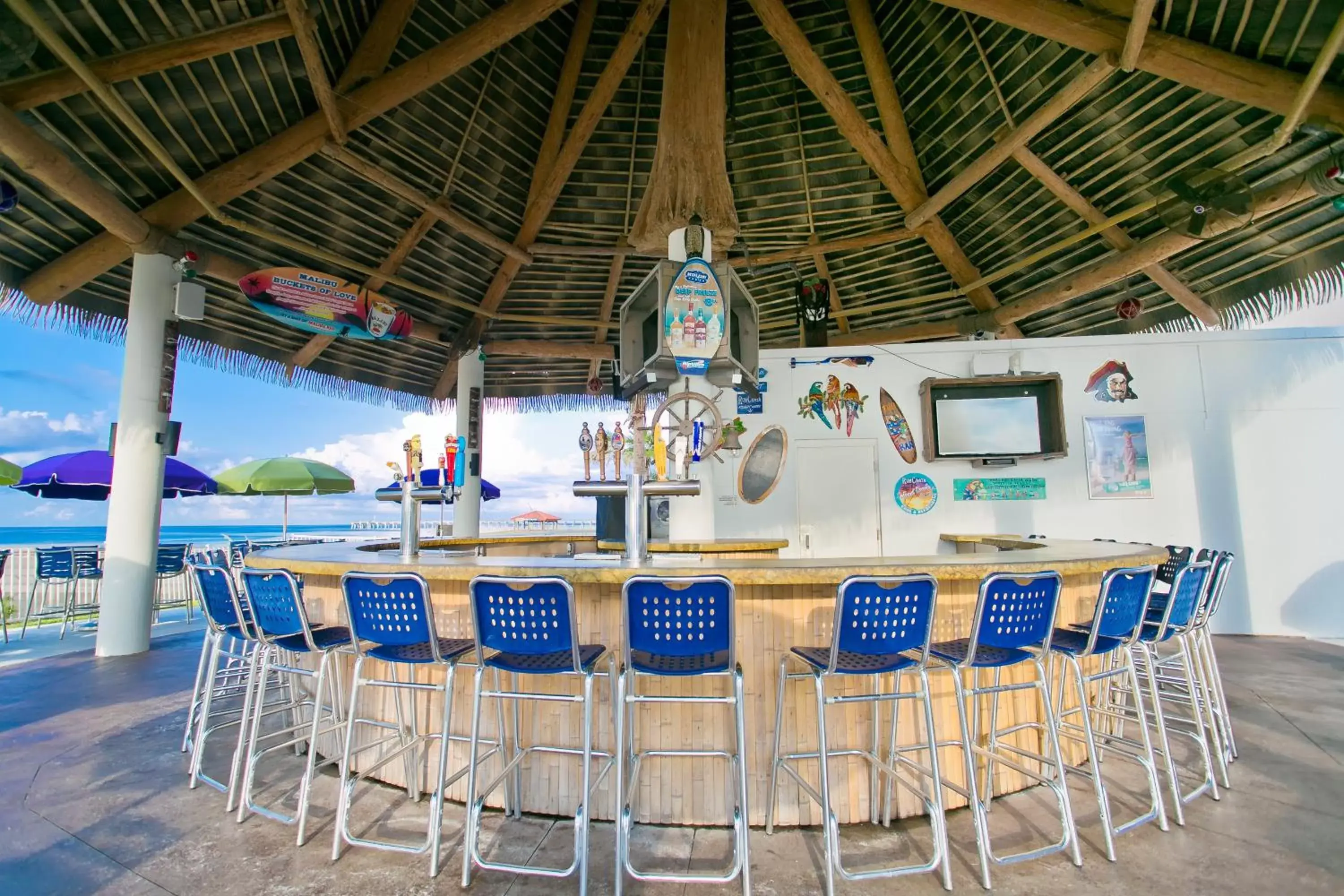 Lounge or bar in Holiday Inn Resort Pensacola Beach, an IHG Hotel
