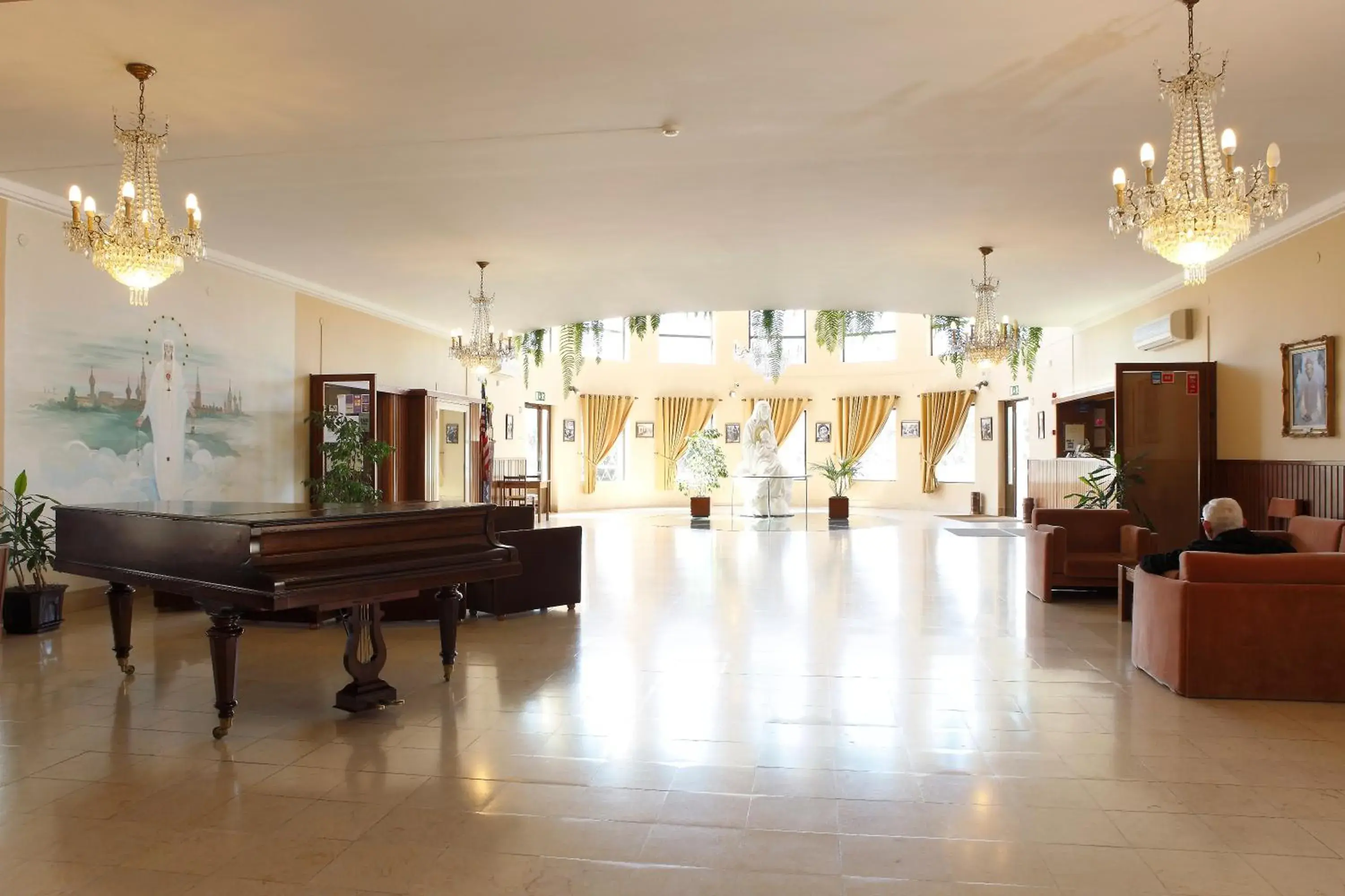 Communal lounge/ TV room in Domus Pacis Fatima Hotel