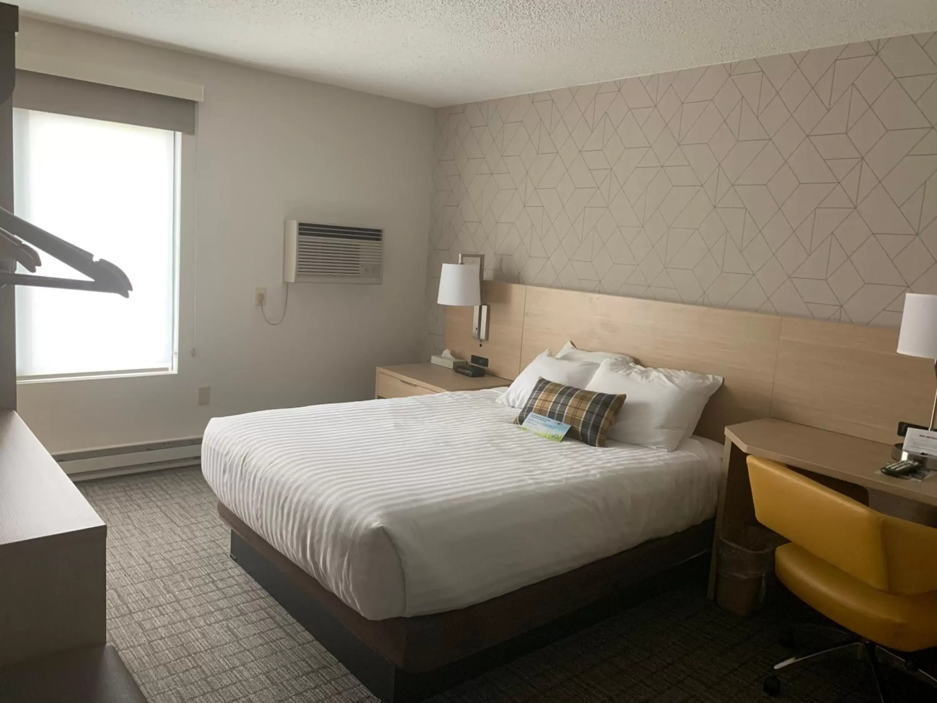 Photo of the whole room, Bed in Days Inn & Suites by Wyndham Duluth by the Mall