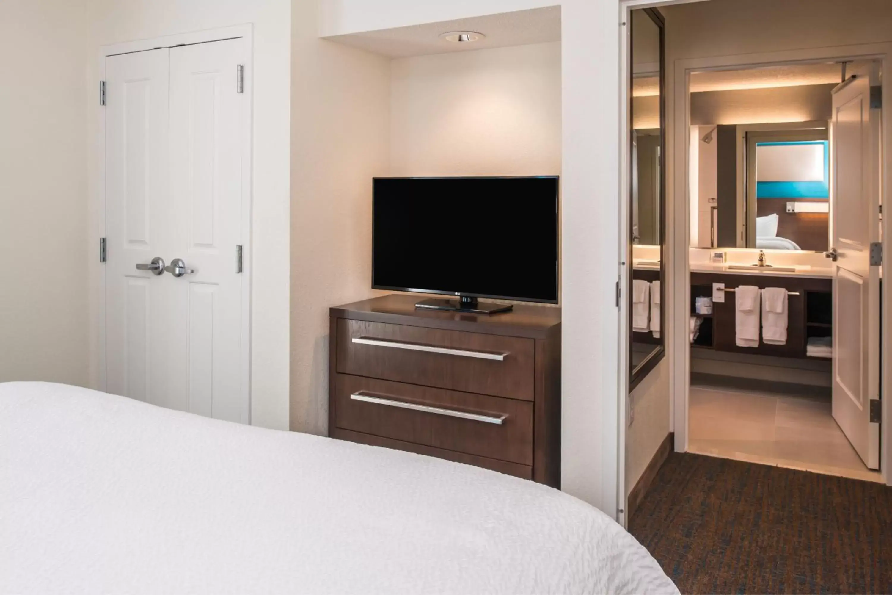 Bedroom, TV/Entertainment Center in Residence Inn by Marriott Decatur