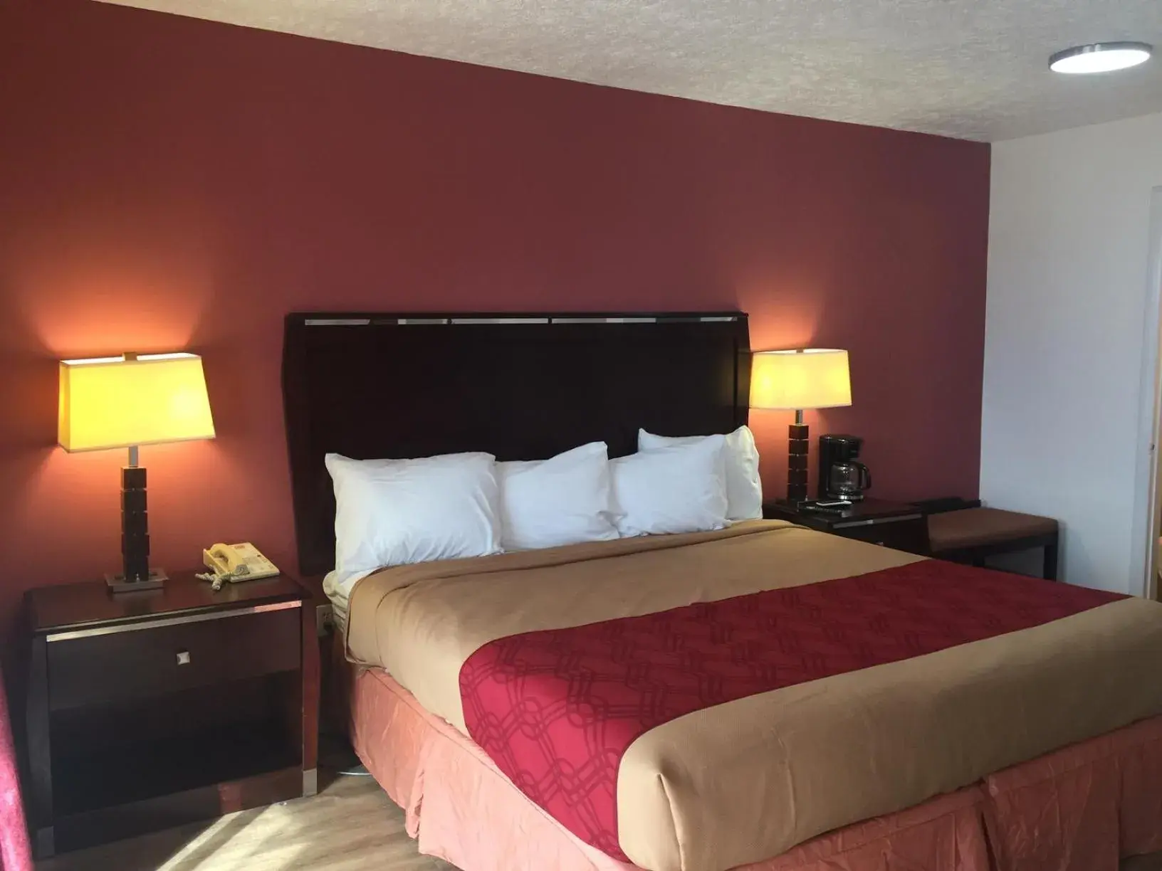 Photo of the whole room, Bed in Econo Lodge Inn & Suites Pocono near Lake Harmony