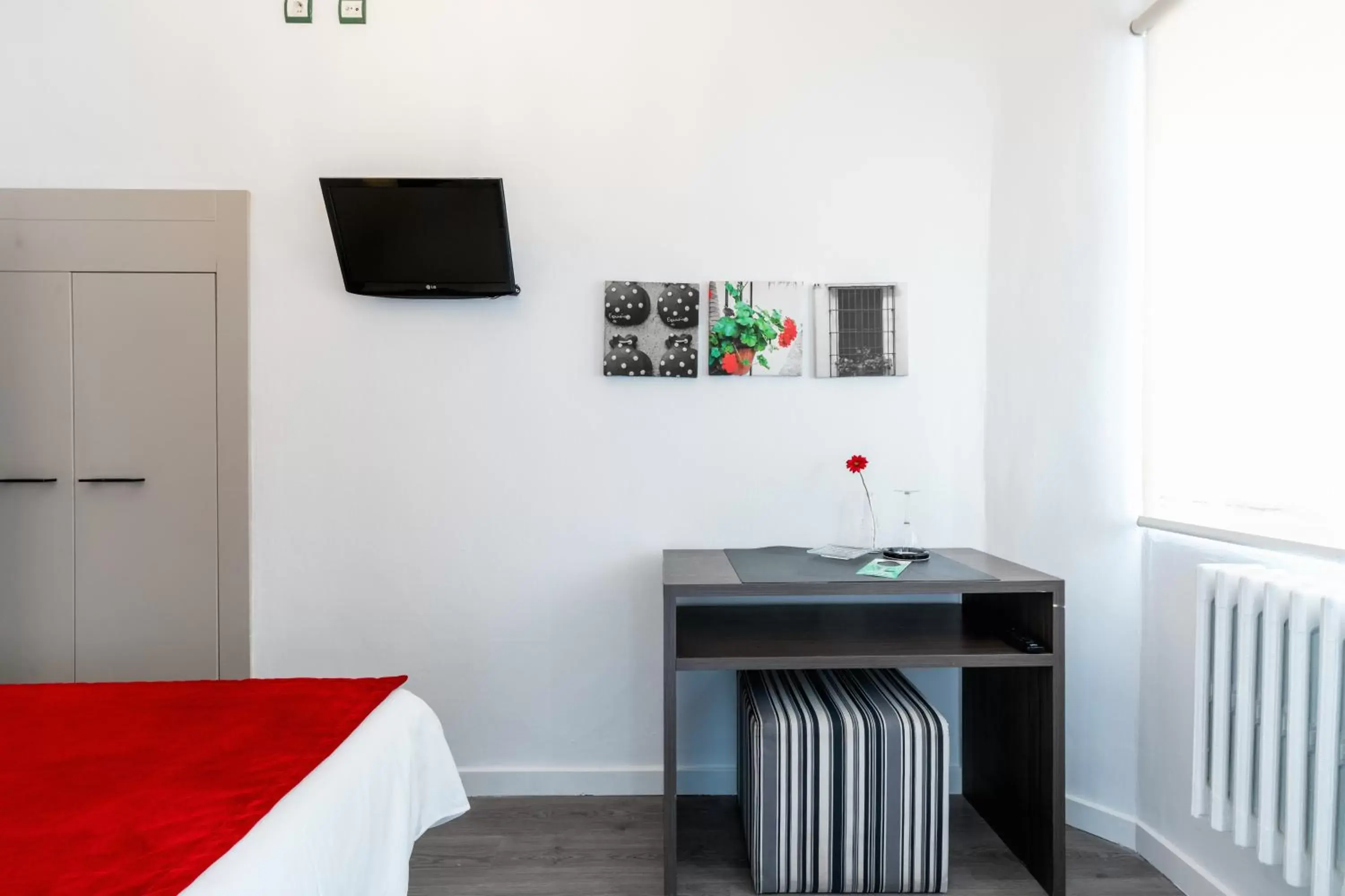 Bedroom, TV/Entertainment Center in Hotel Sevilla