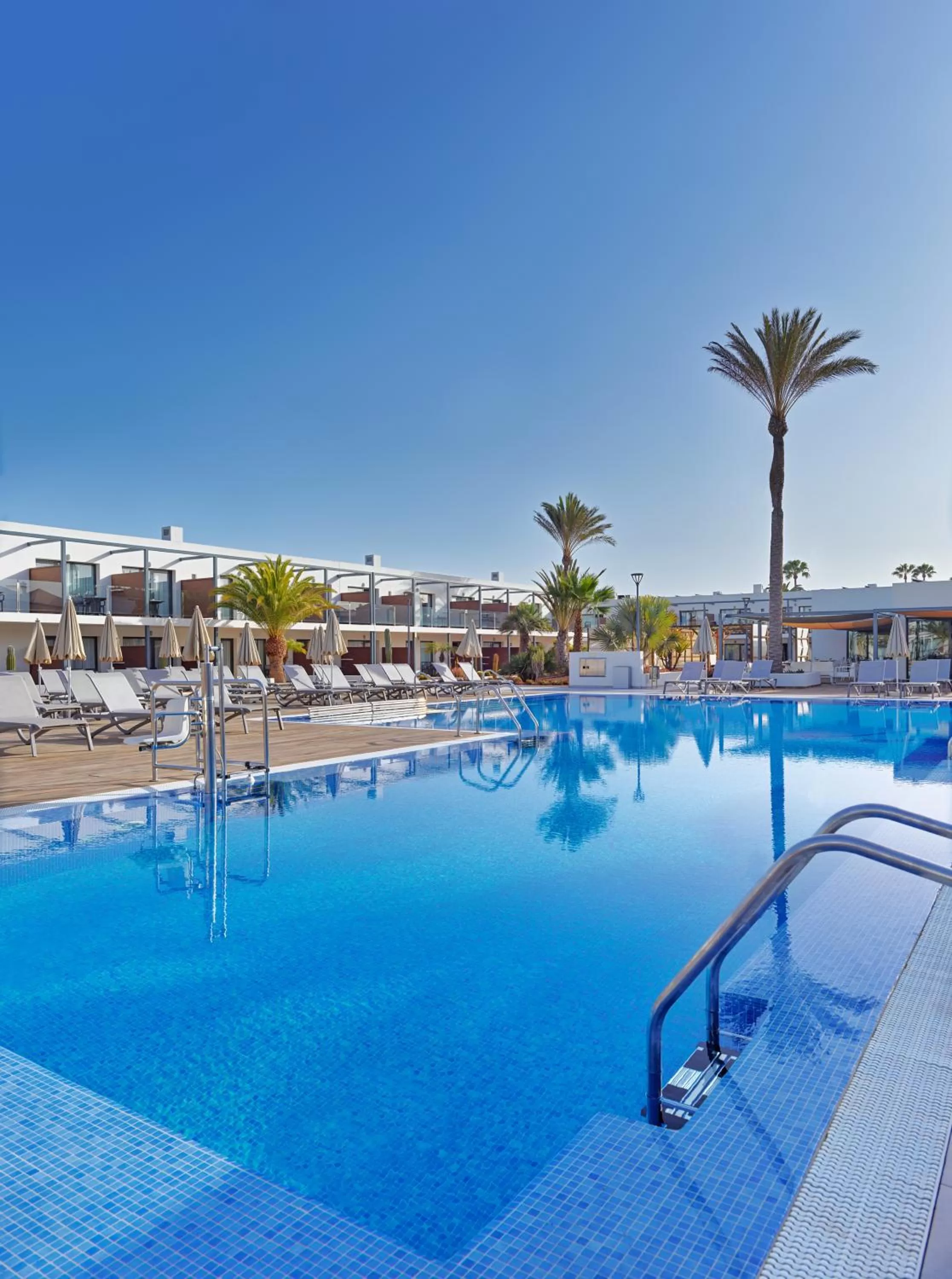 Swimming pool in H10 Ocean Dreams Hotel Boutique - Adults Only