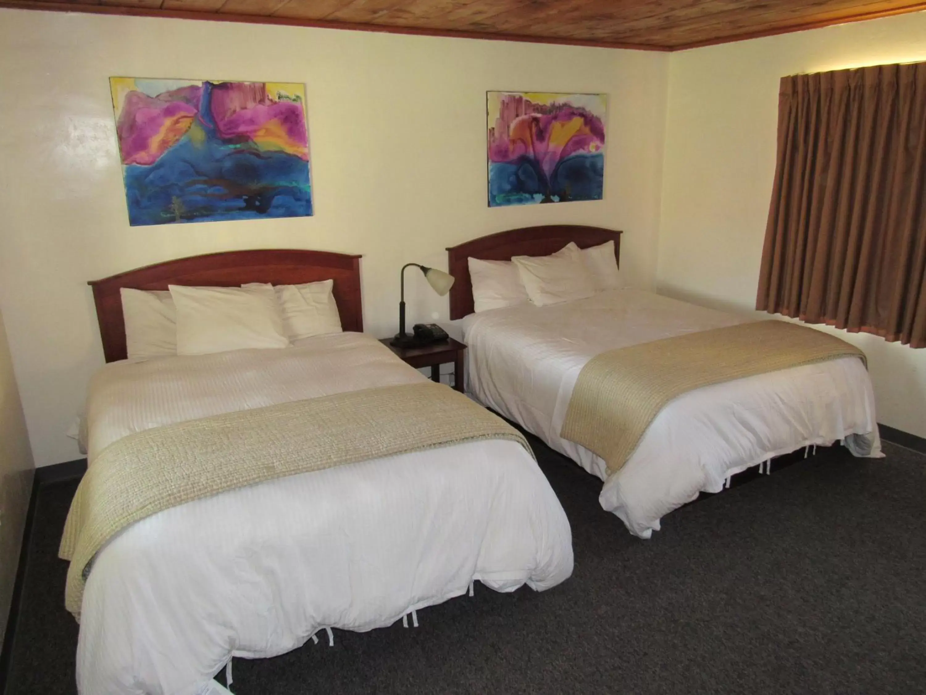 Queen Room with Two Queen Beds in Lakeshore Lodge