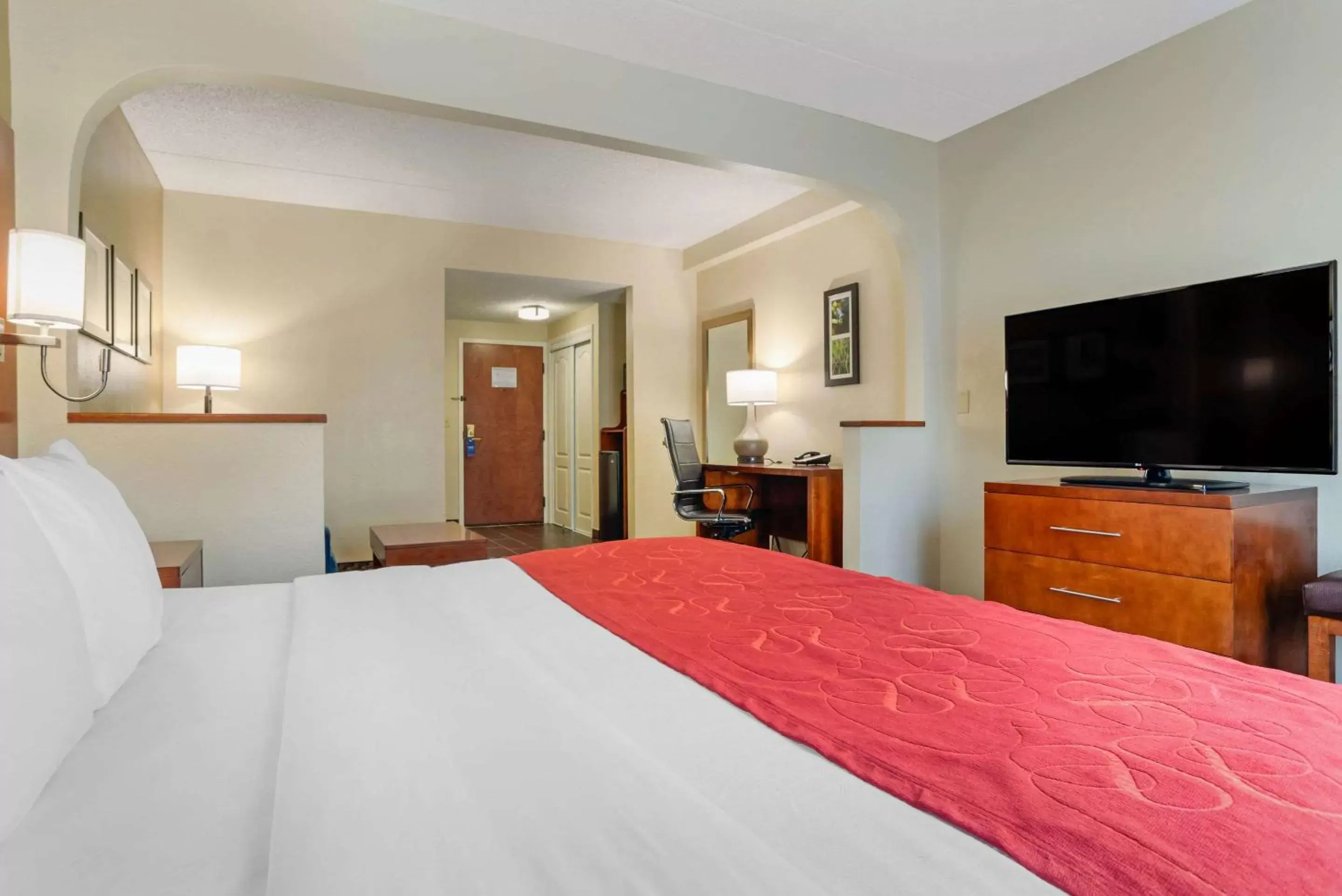 Bedroom, Bed in Comfort Suites Tallahassee Downtown