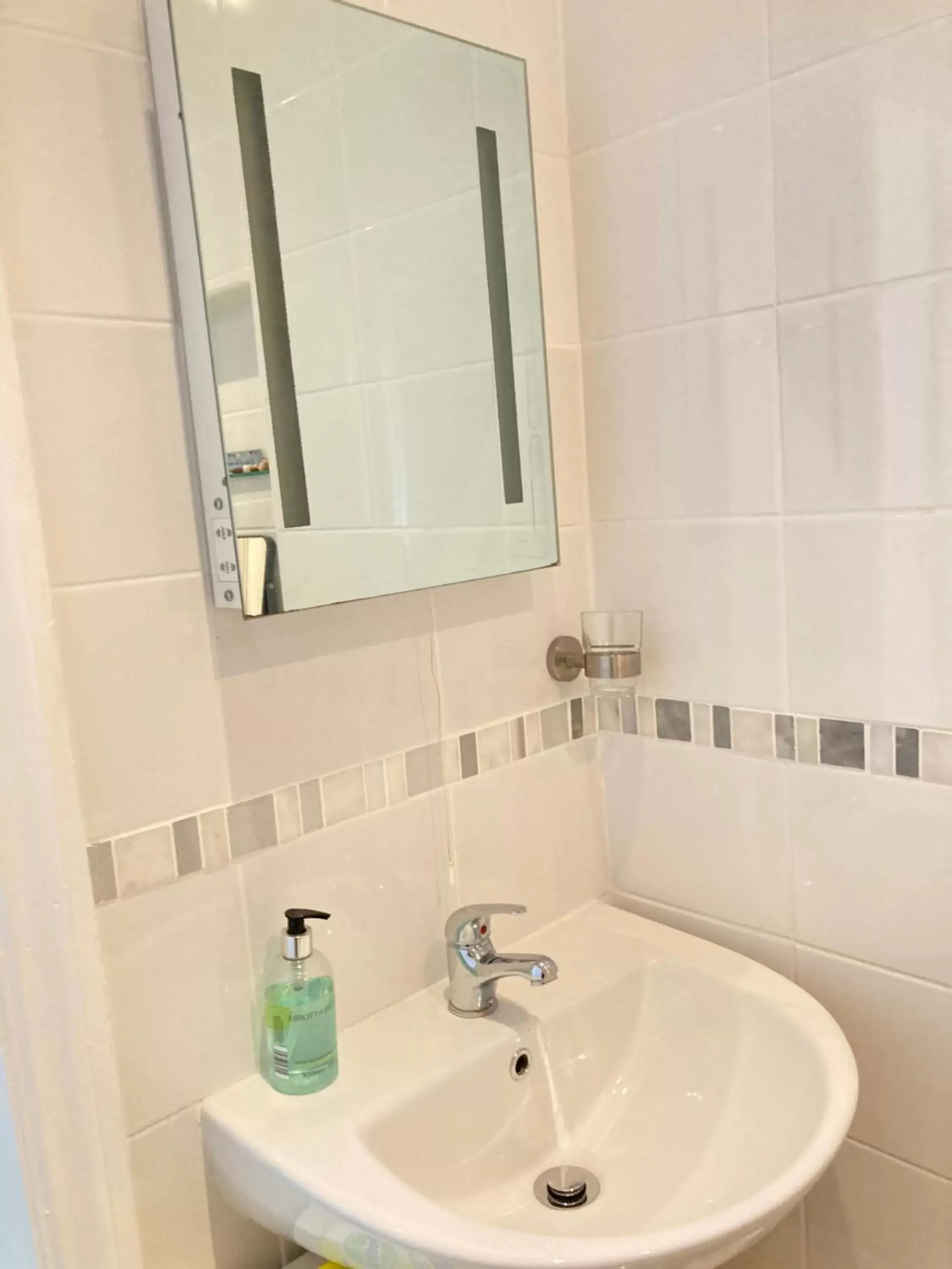 Shower, Bathroom in Hillcrest Bed & Breakfast
