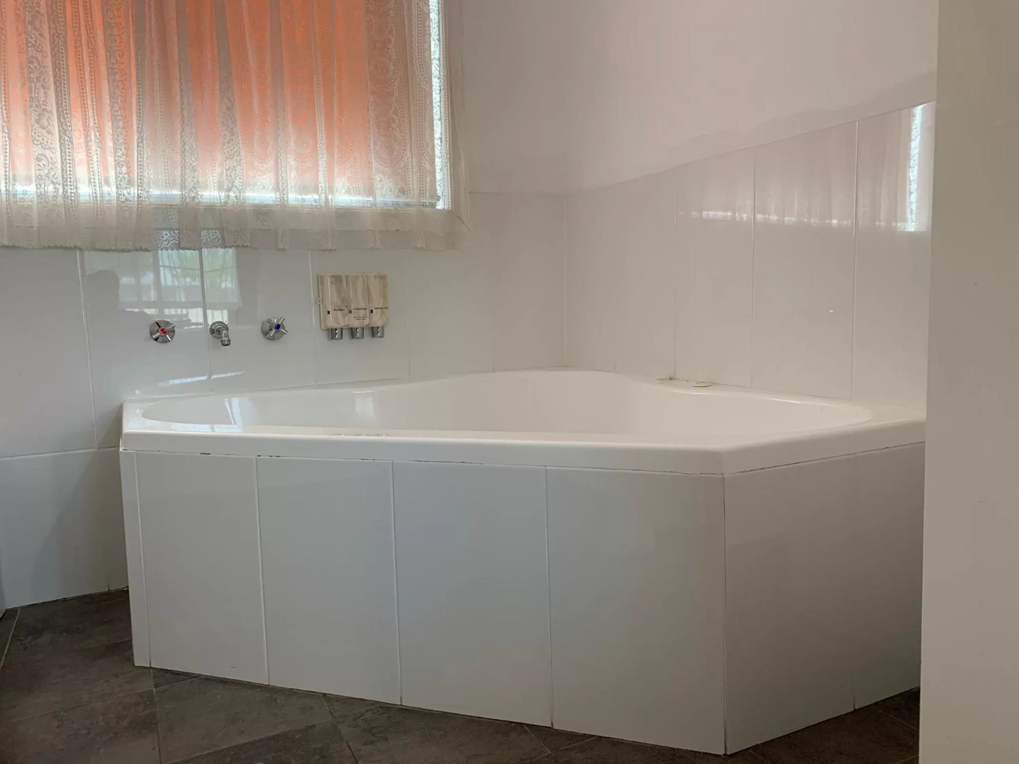 Bathroom in Swaggers Motor Inn