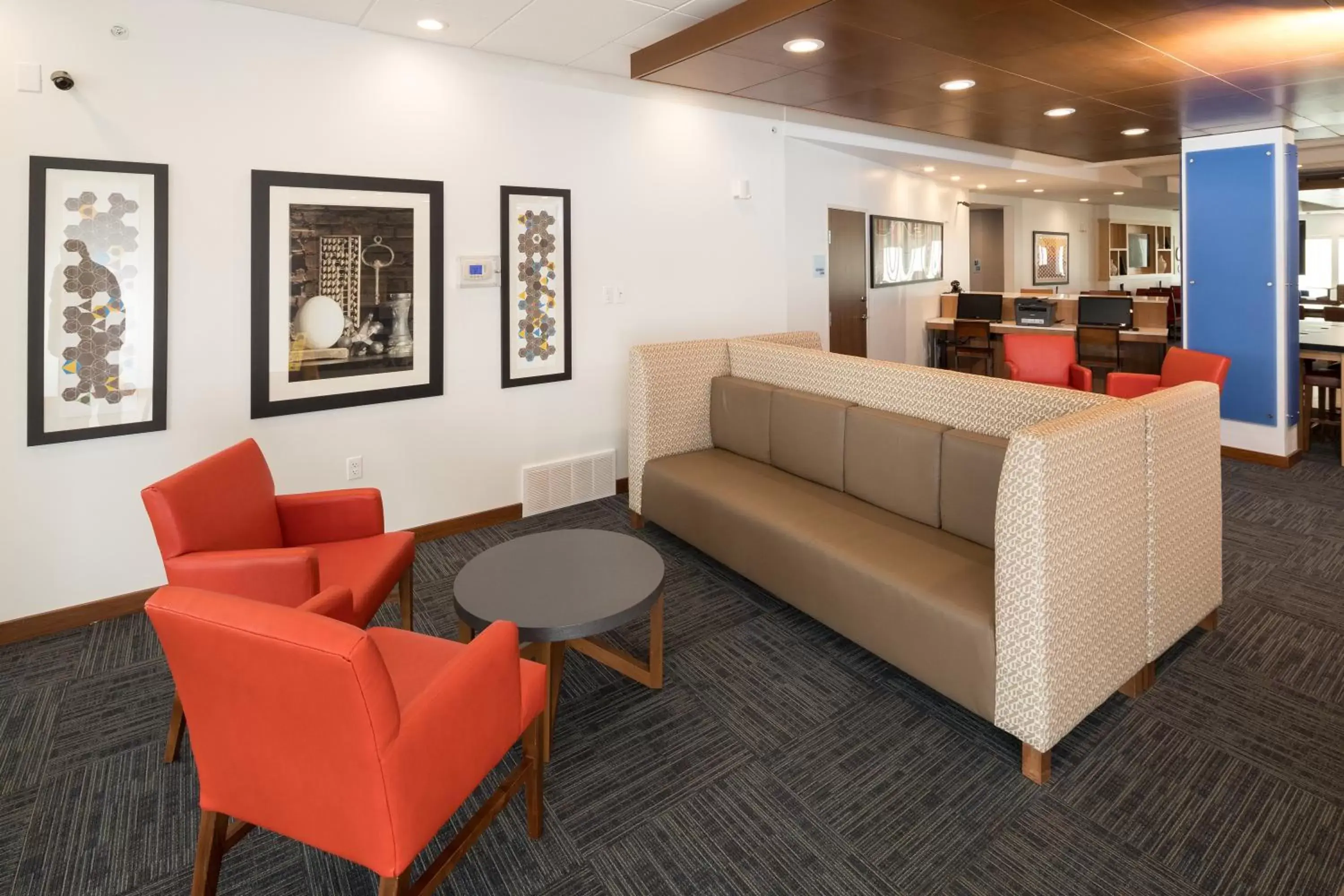 Lobby or reception, Seating Area in Holiday Inn Express Hotel & Suites Bay City, an IHG Hotel
