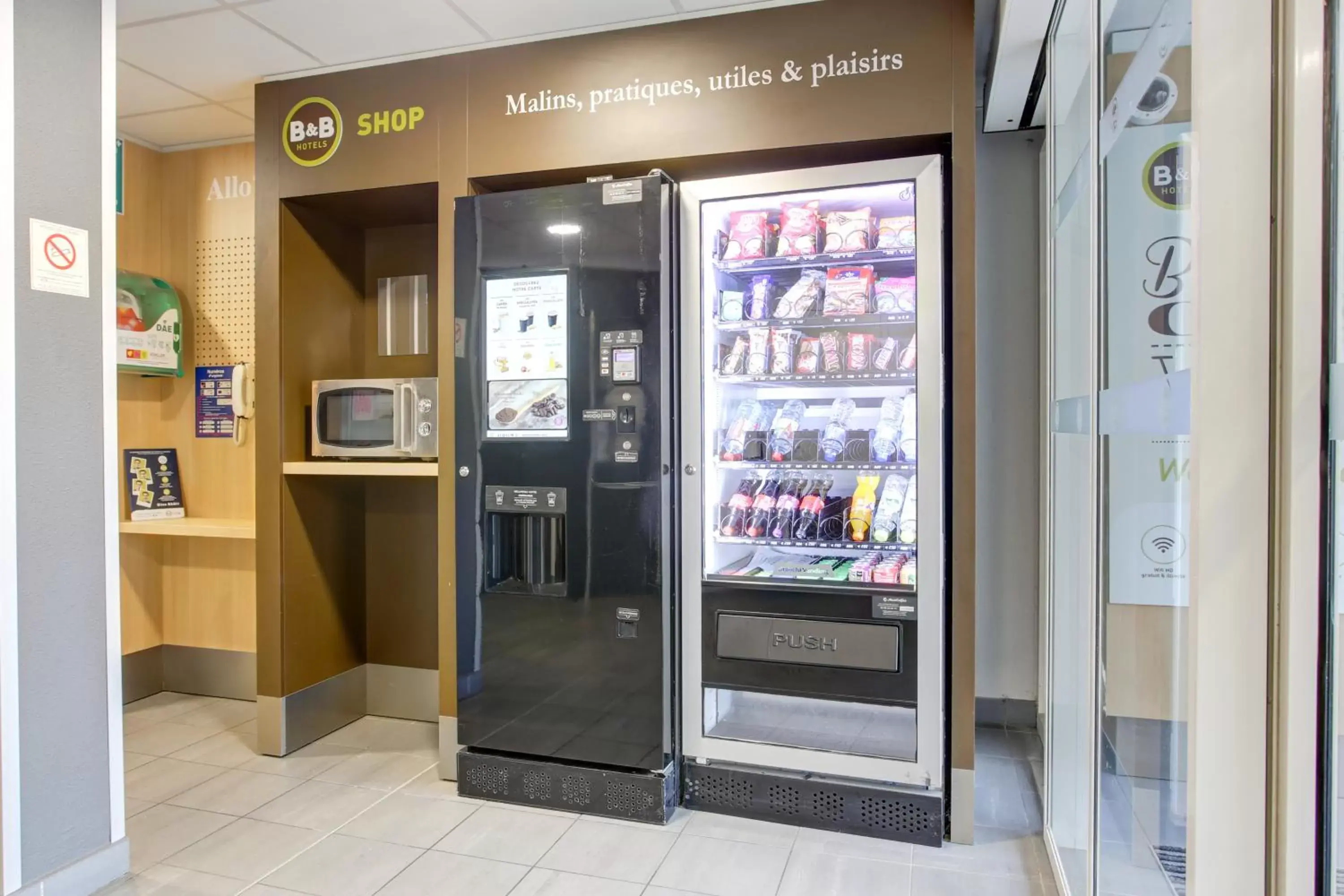 vending machine, Supermarket/Shops in B&B HOTEL Reims Centre Gare