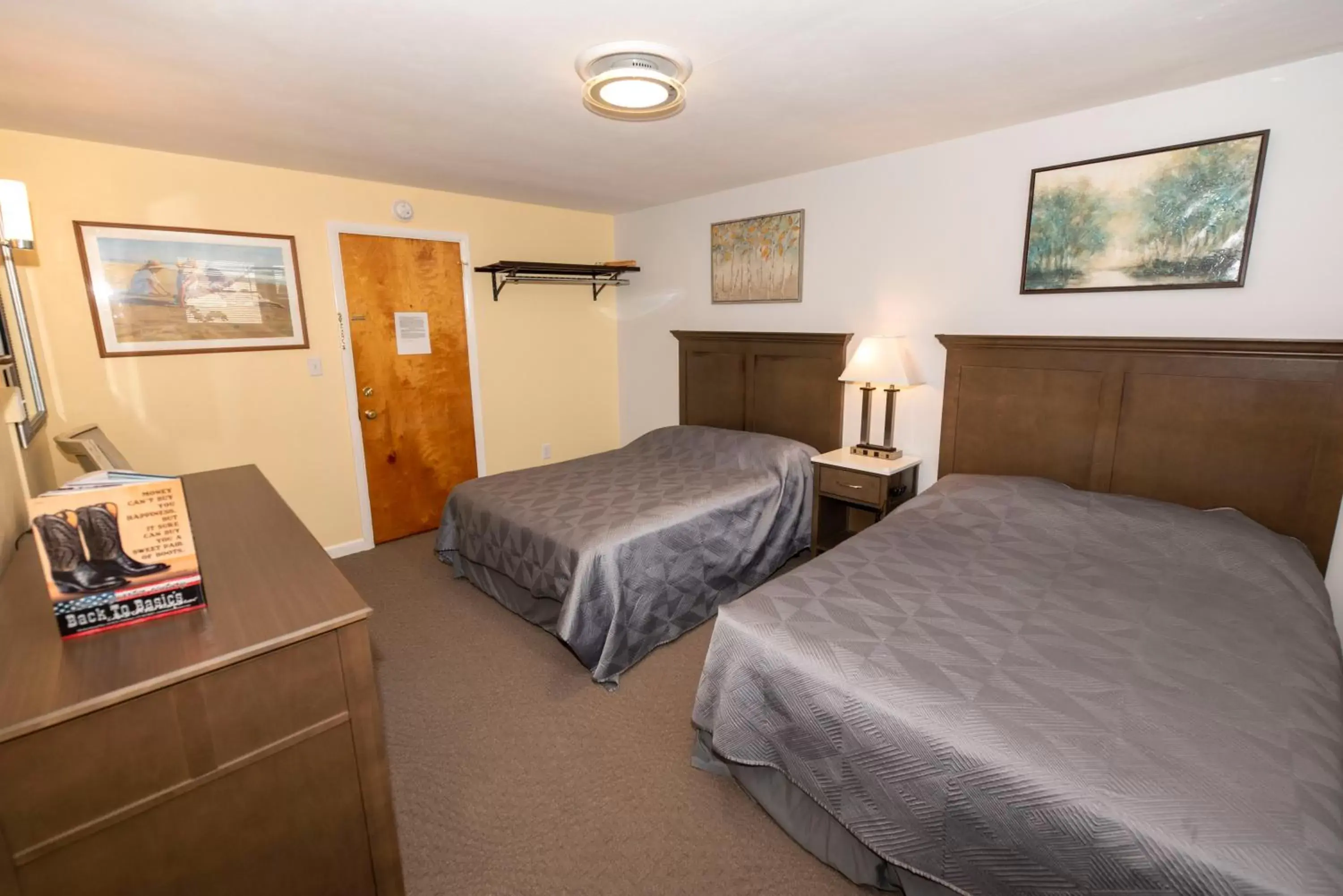Bed in Simmons Motel and Suites