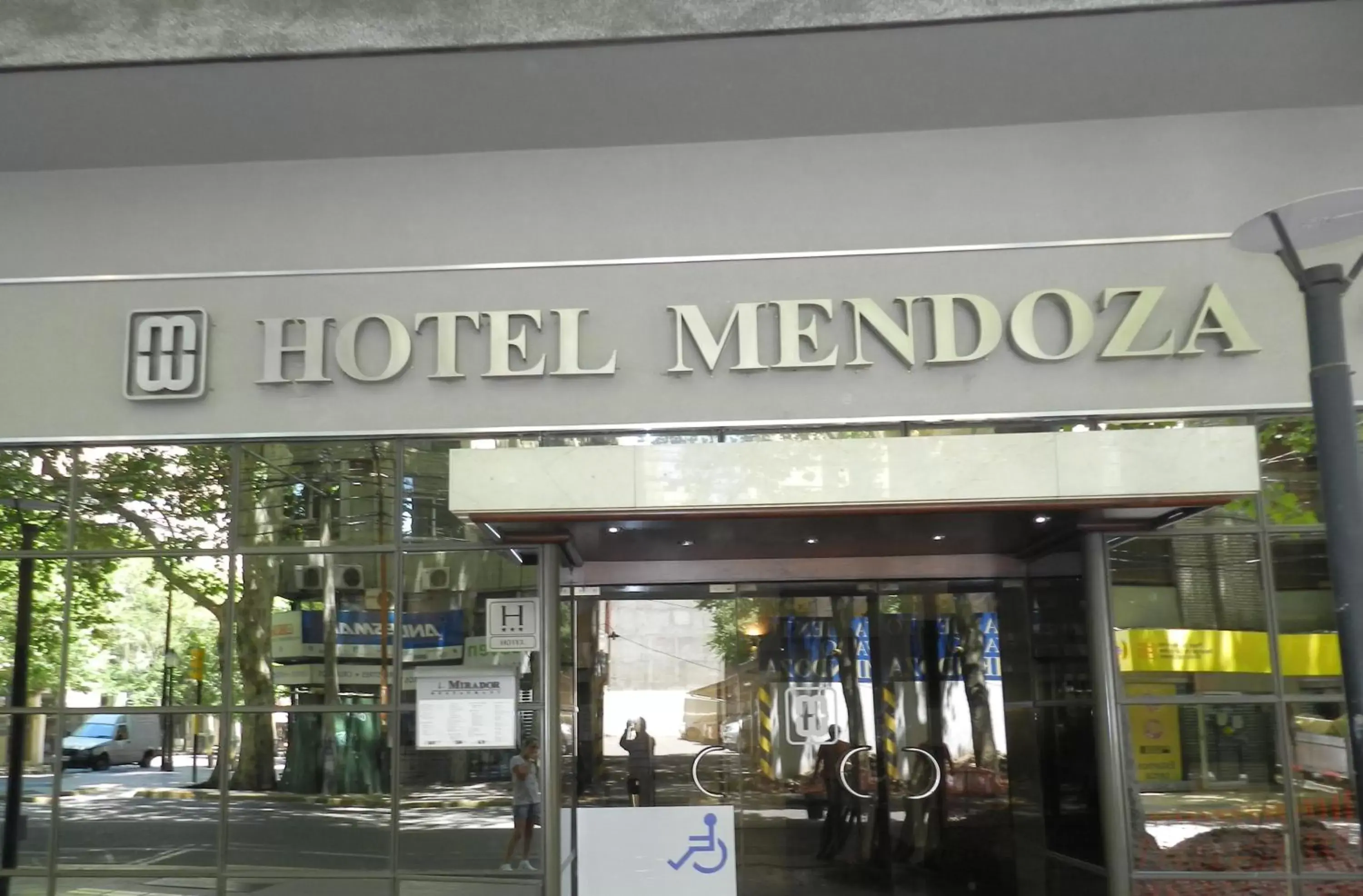 Facade/entrance in Hotel Mendoza