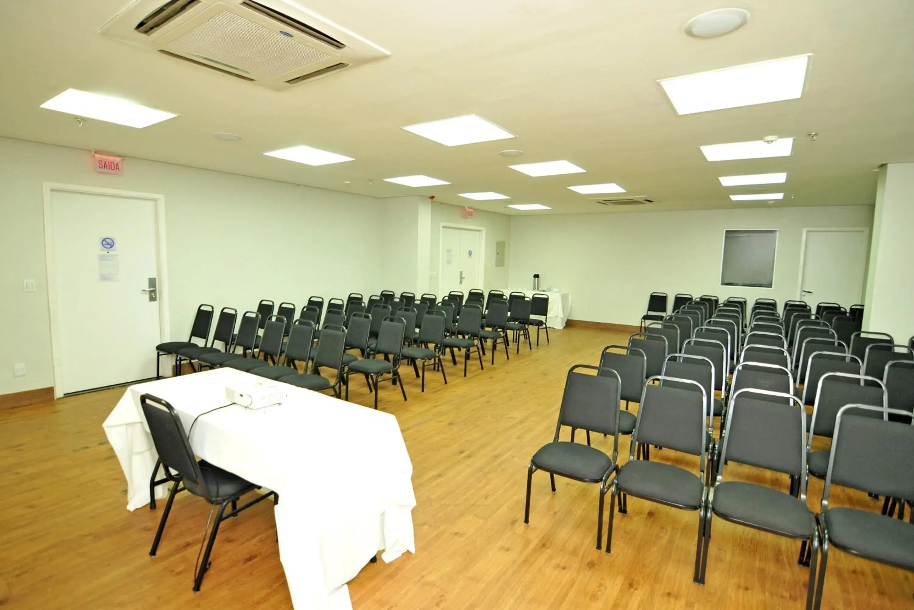 Meeting/conference room in Holiday Inn Express Belem Ananindeua, an IHG Hotel