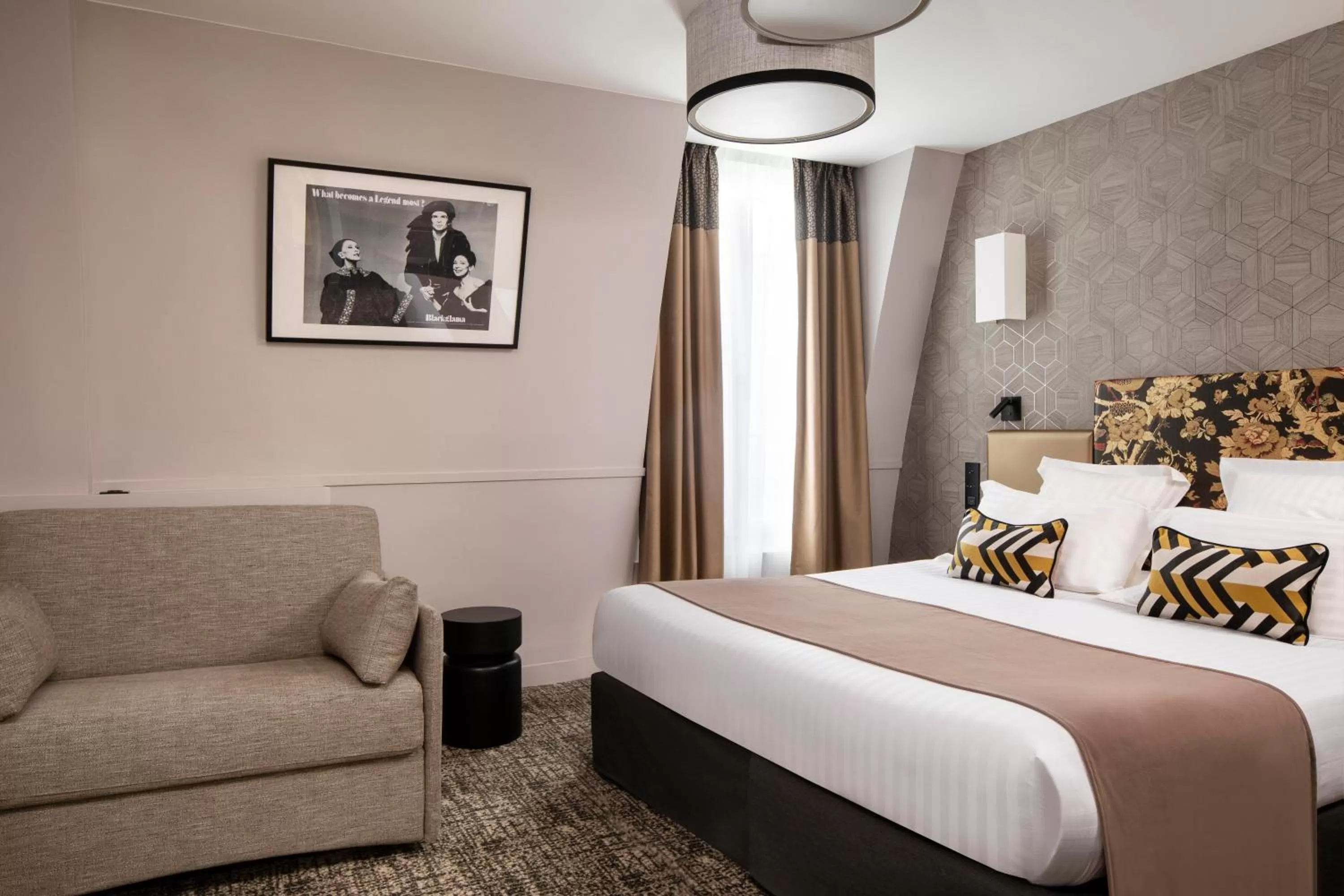 Photo of the whole room, Bed in Daunou Opéra