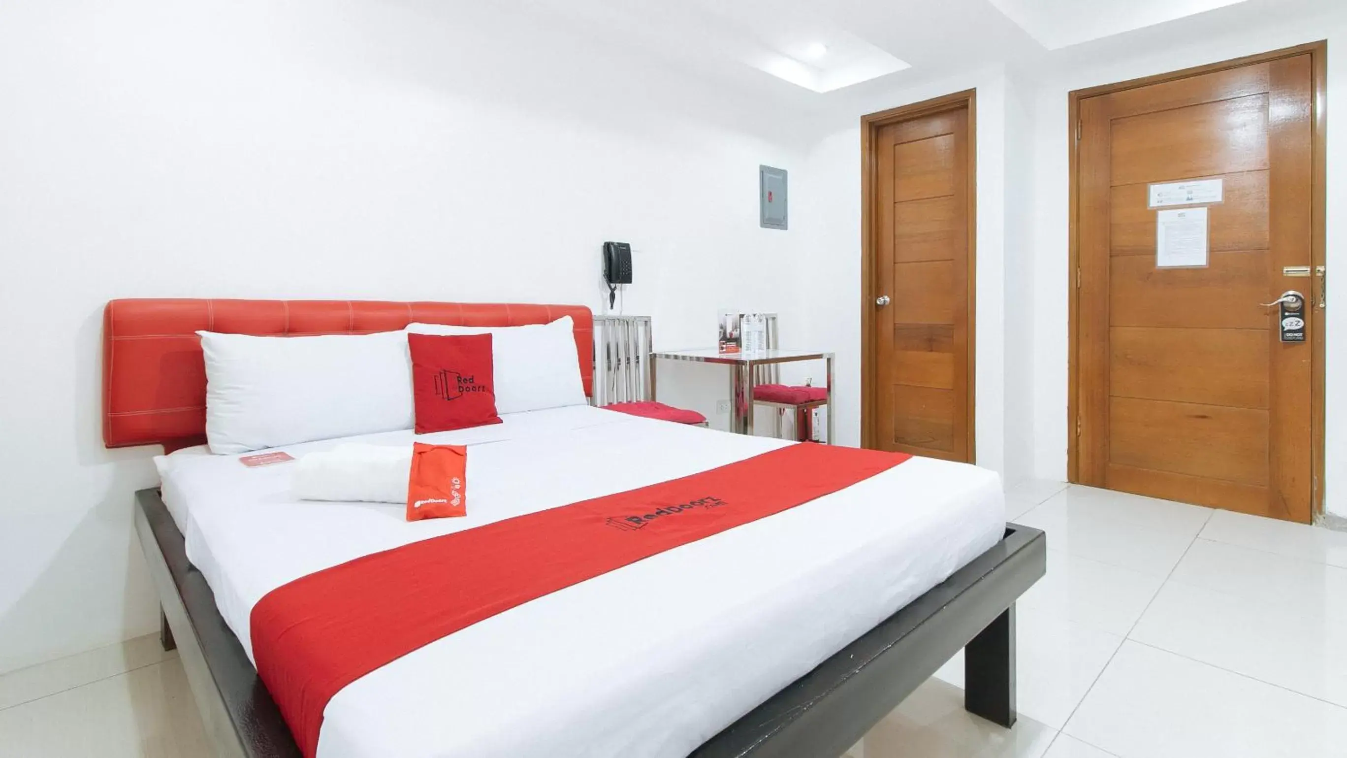 Photo of the whole room, Bed in RedDoorz @ DBuilders Bangkal Makati