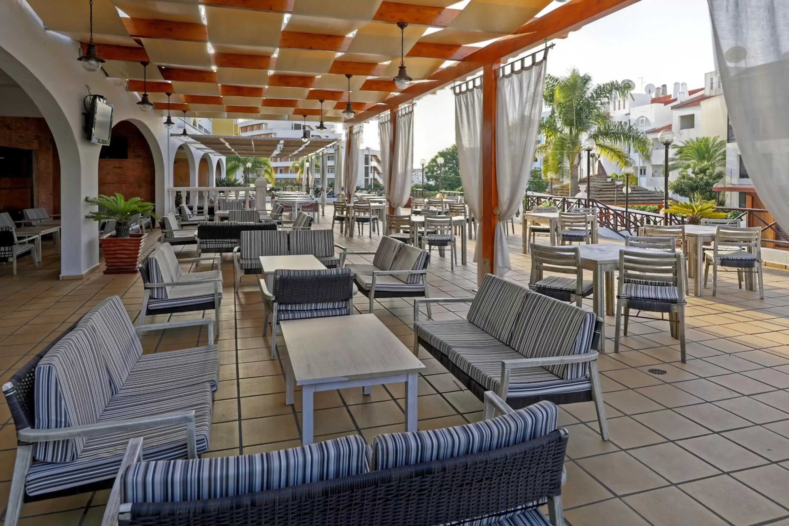 Balcony/Terrace, Restaurant/Places to Eat in Aparthotel Paladim & Alagoamar