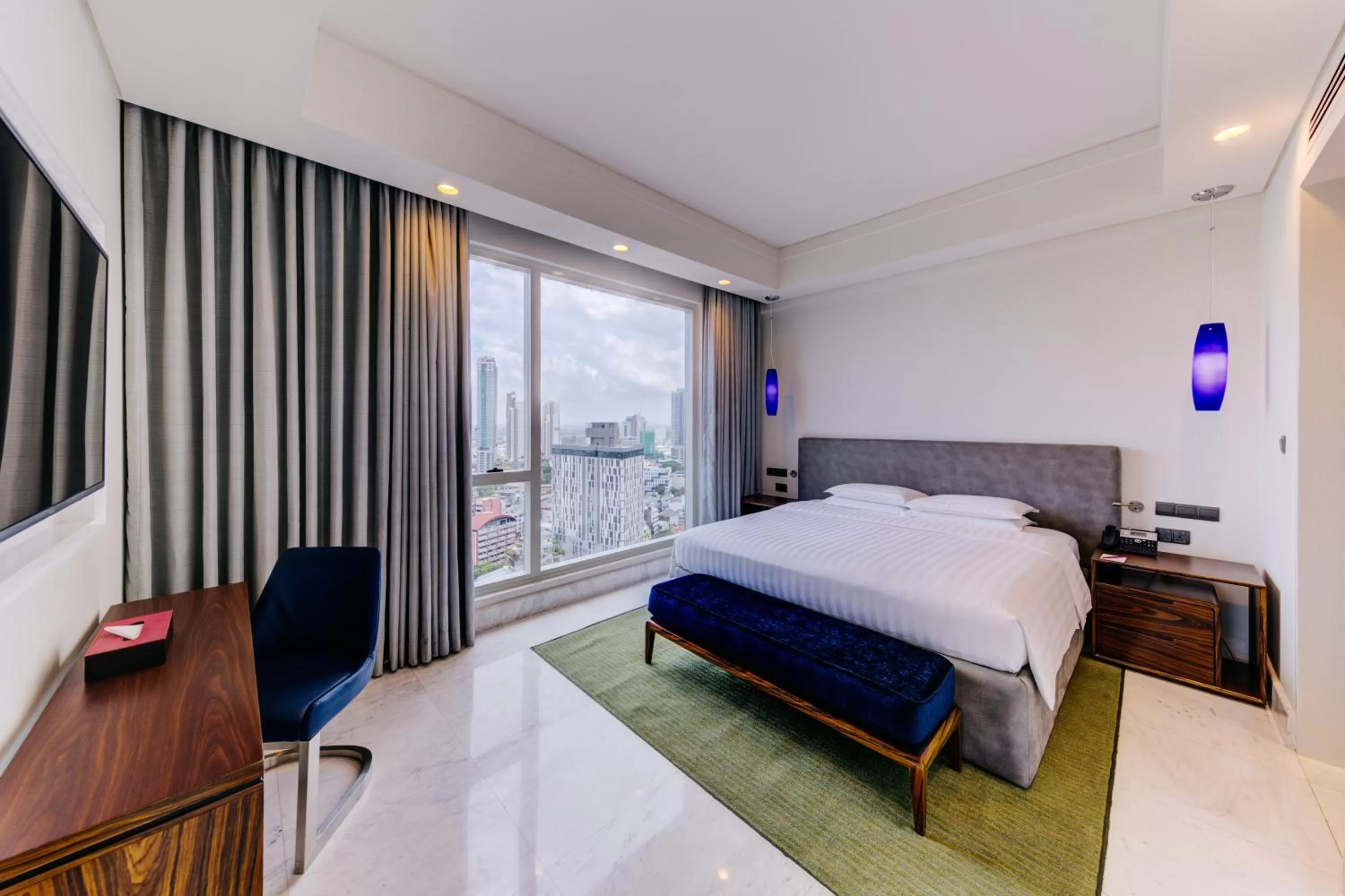 Photo of the whole room, Bed in Cinnamon Red Colombo