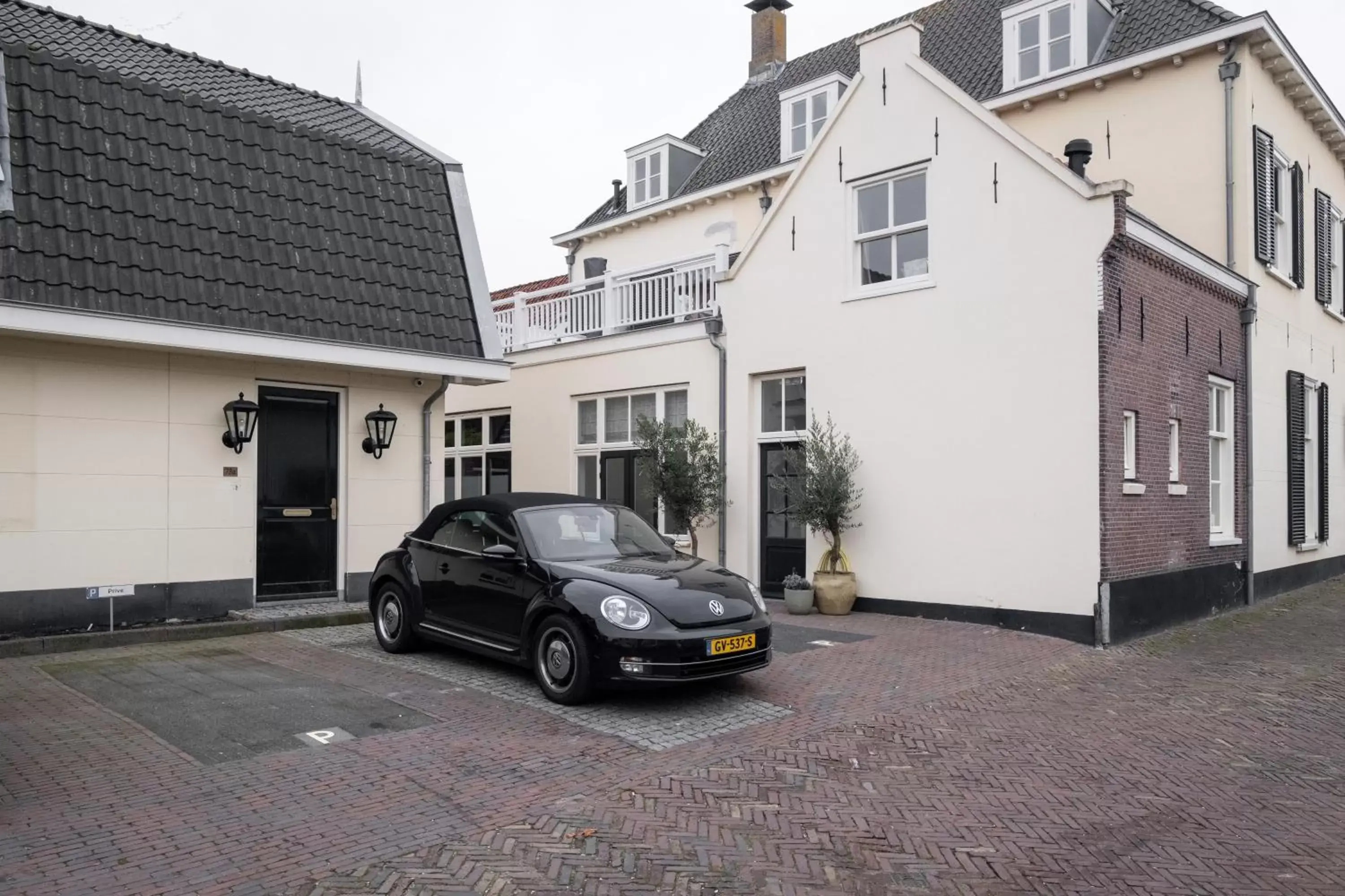 Parking, Property Building in Boutique B&B Huys Oud Teylingen