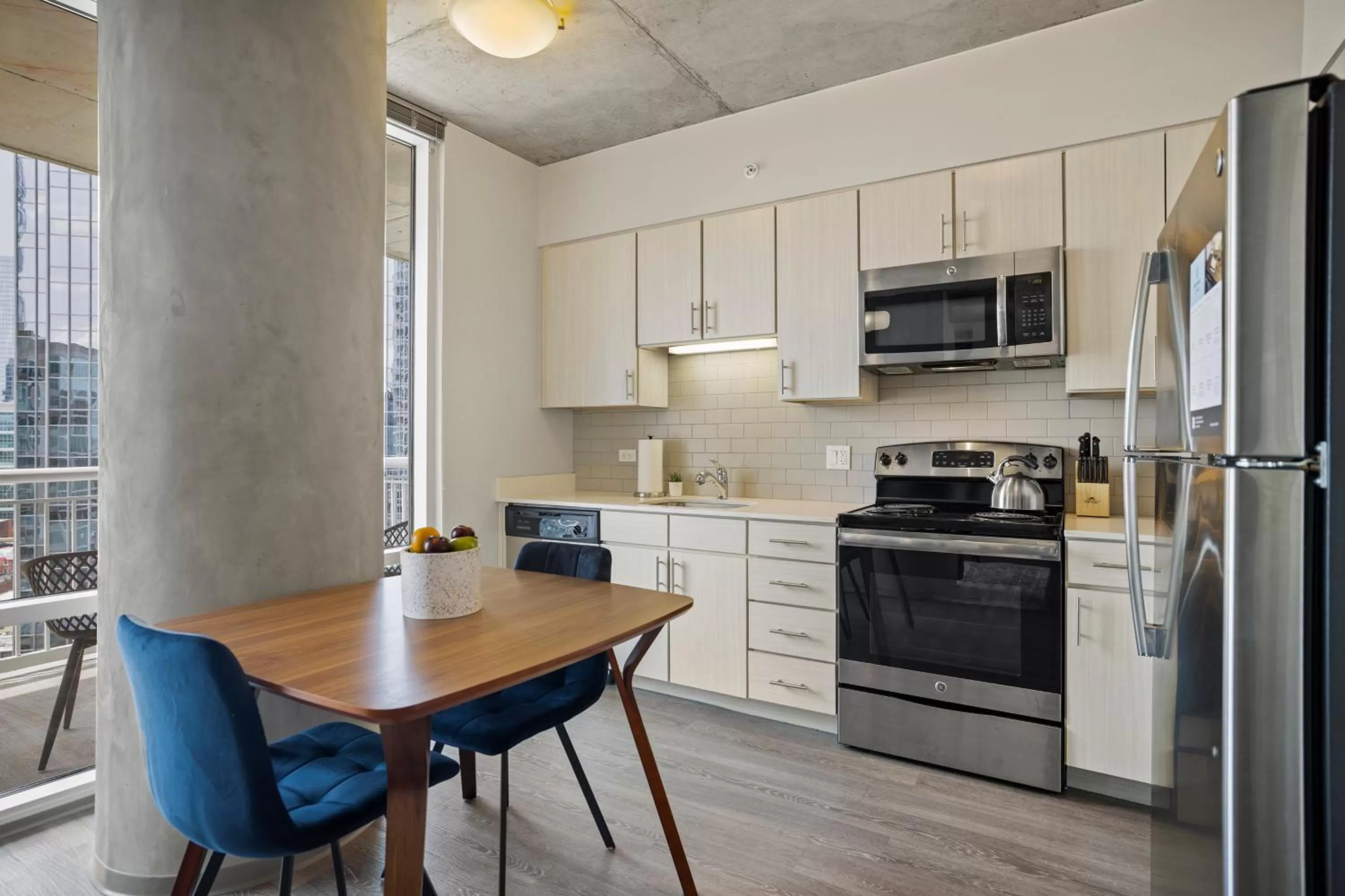 Kitchen or kitchenette in Placemakr Premier SoBro