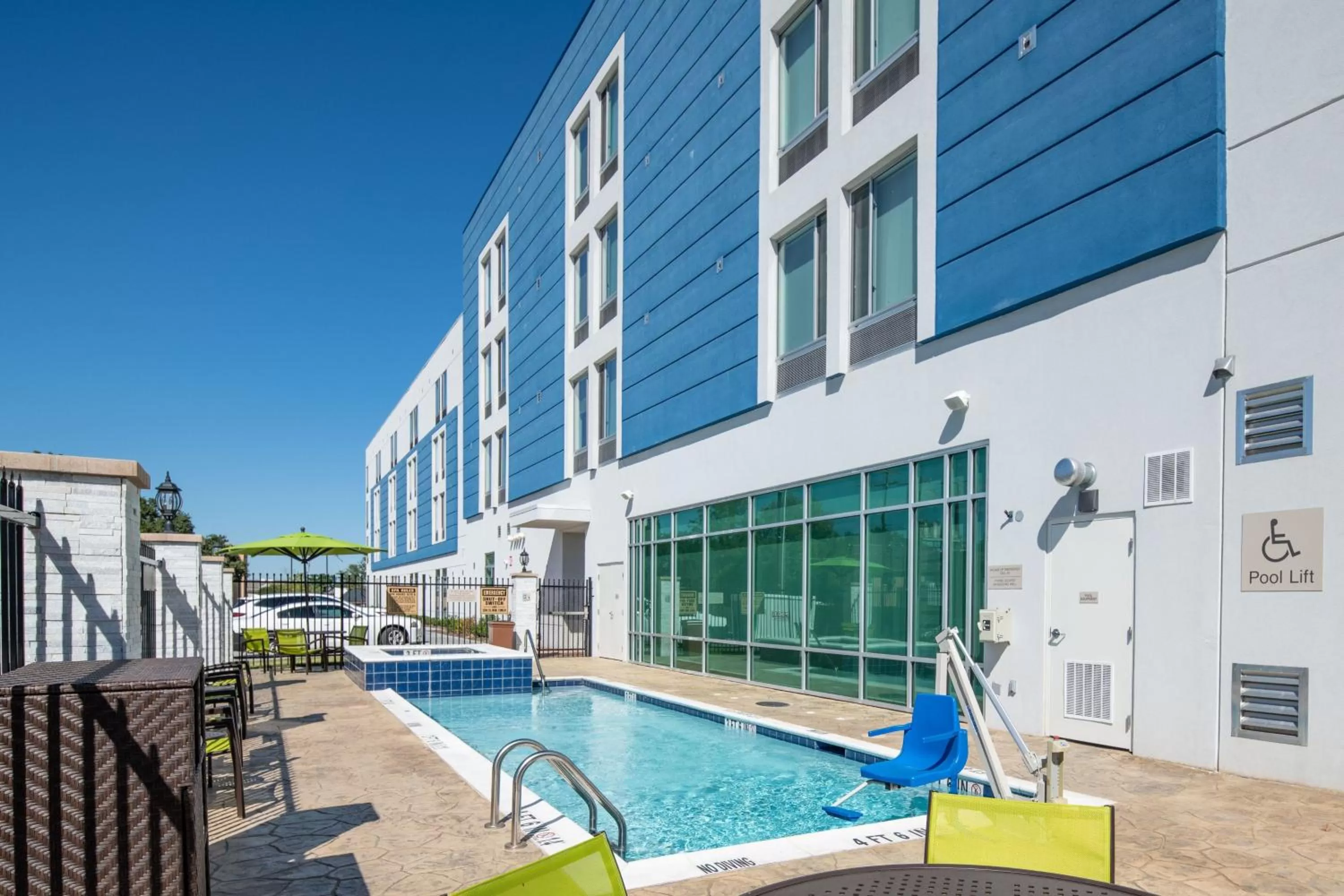 Swimming pool in SpringHill Suites Dallas Central Expressway