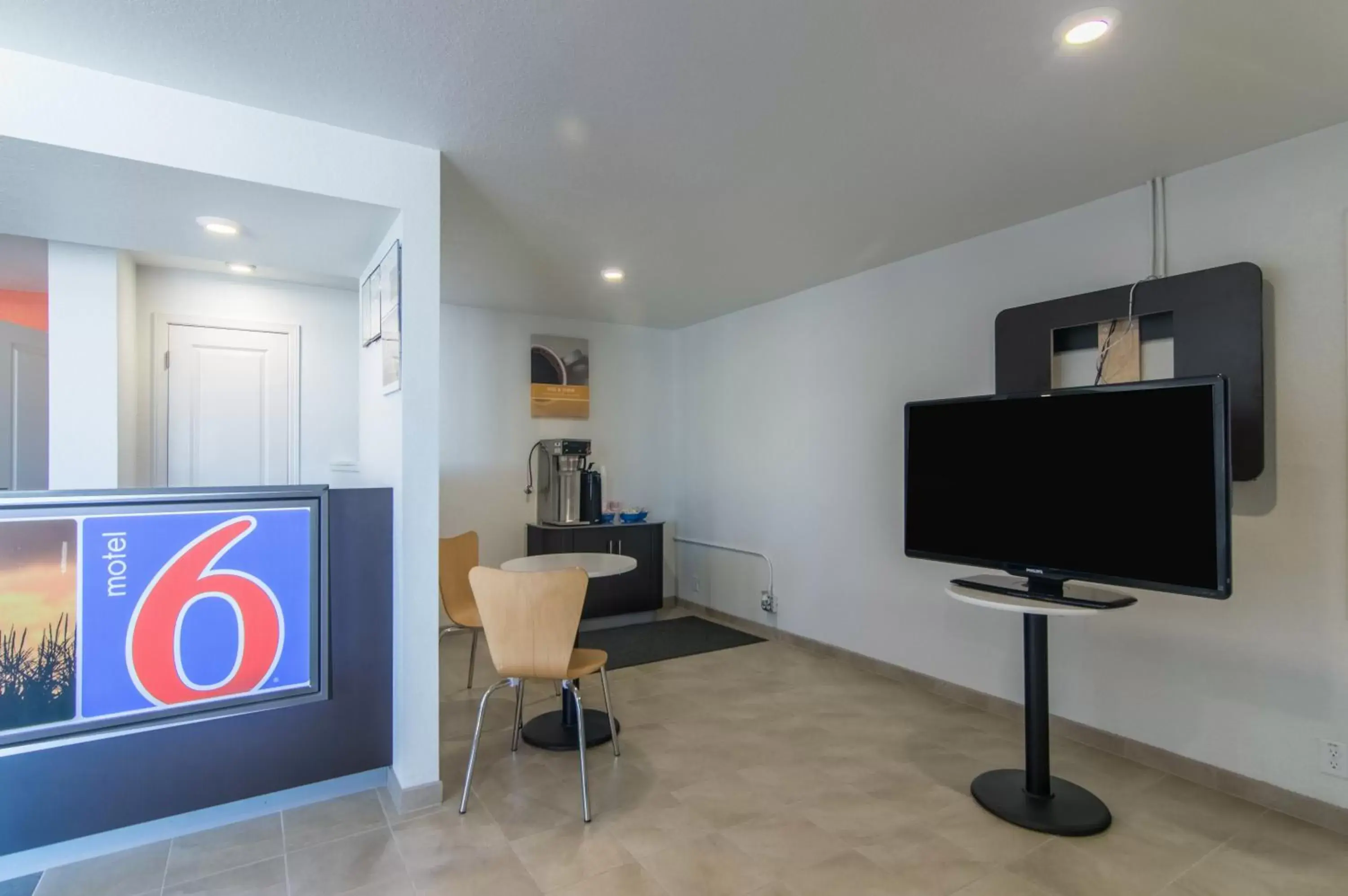 Lobby or reception, TV/Entertainment Center in Motel 6-Liberal, KS