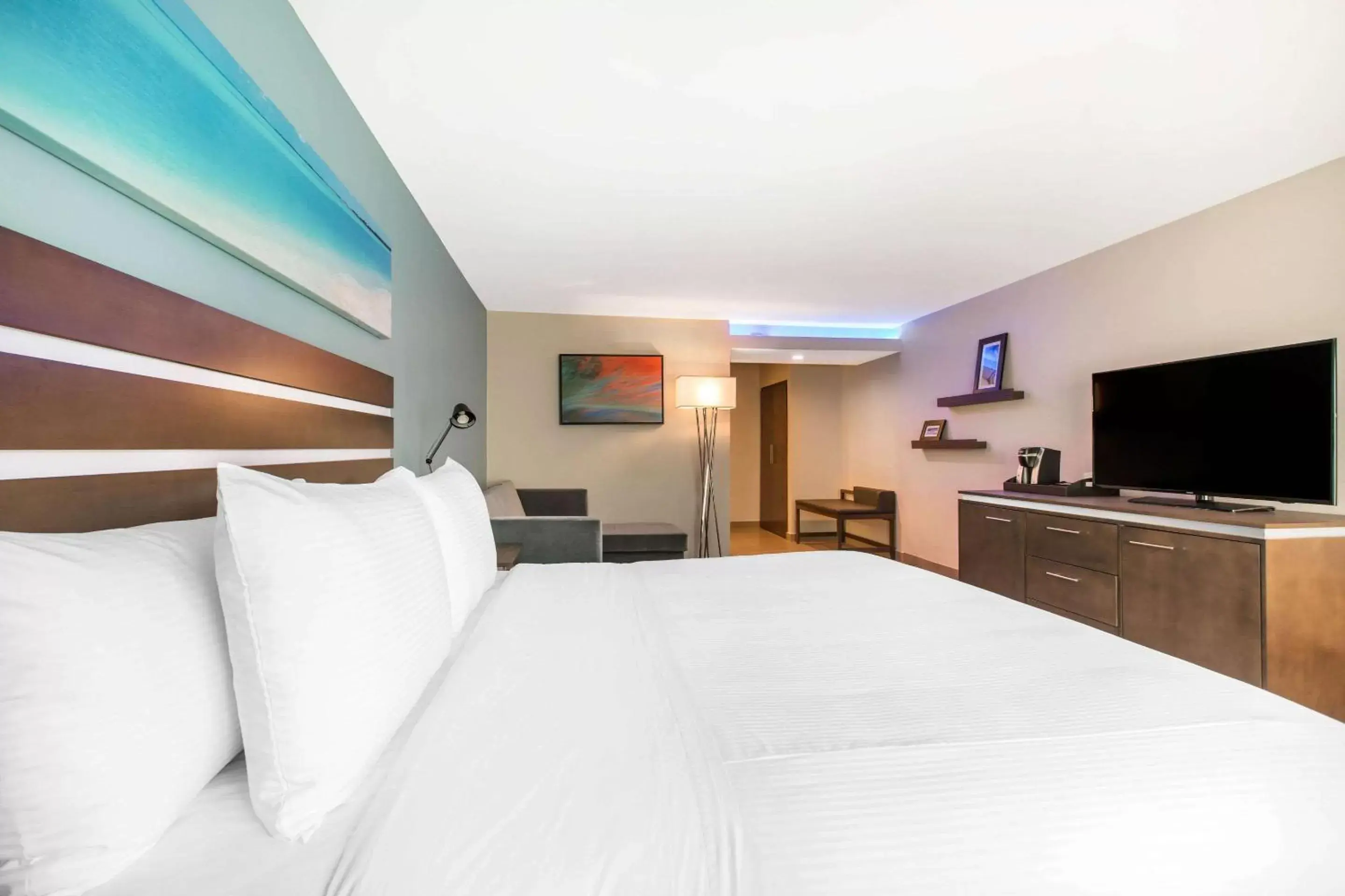 Photo of the whole room, Bed in The Cove Hotel Photo of the whole room, Bed in The Cove Hotel