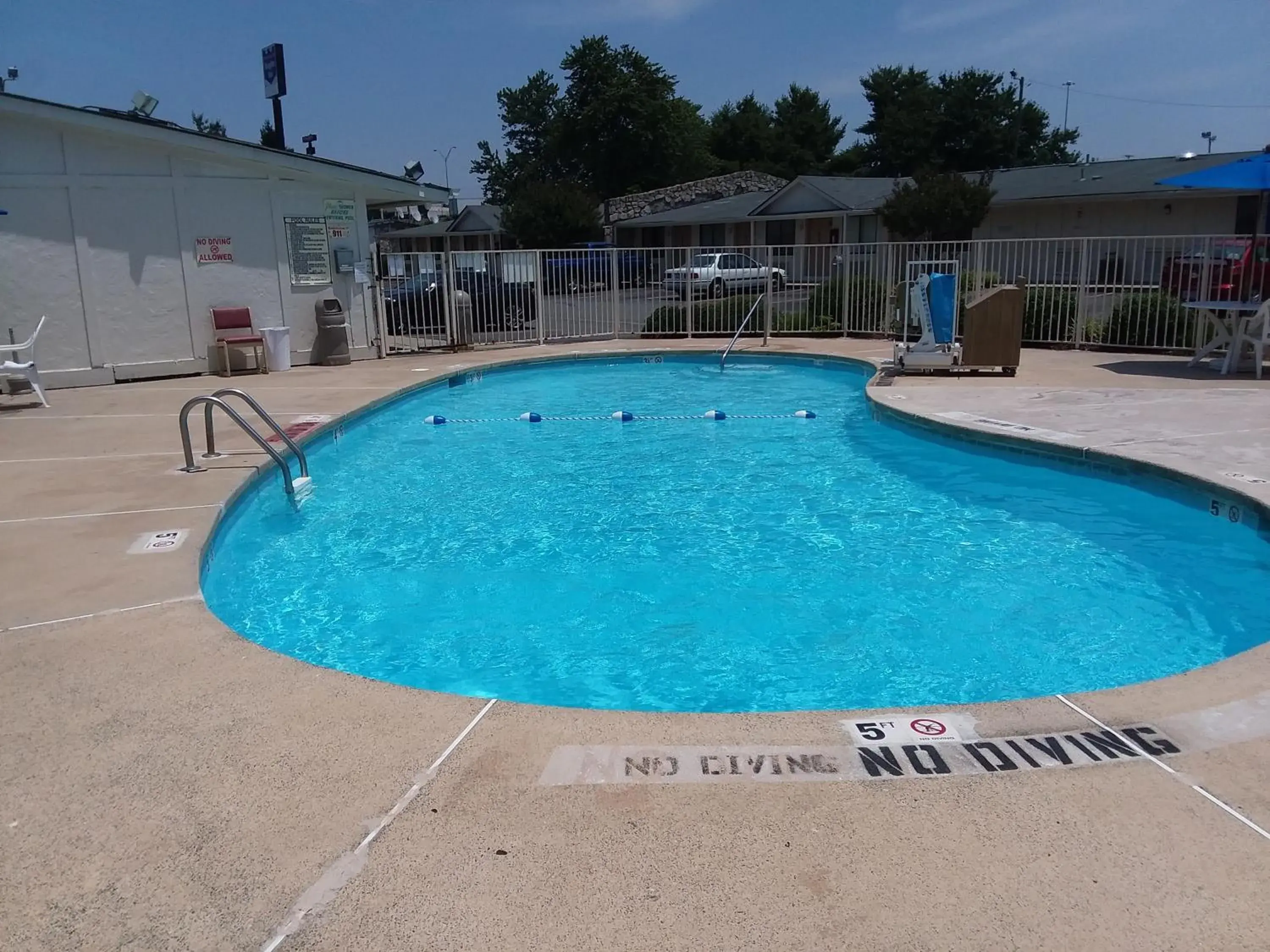 Swimming Pool in Knights Inn Burlington NC